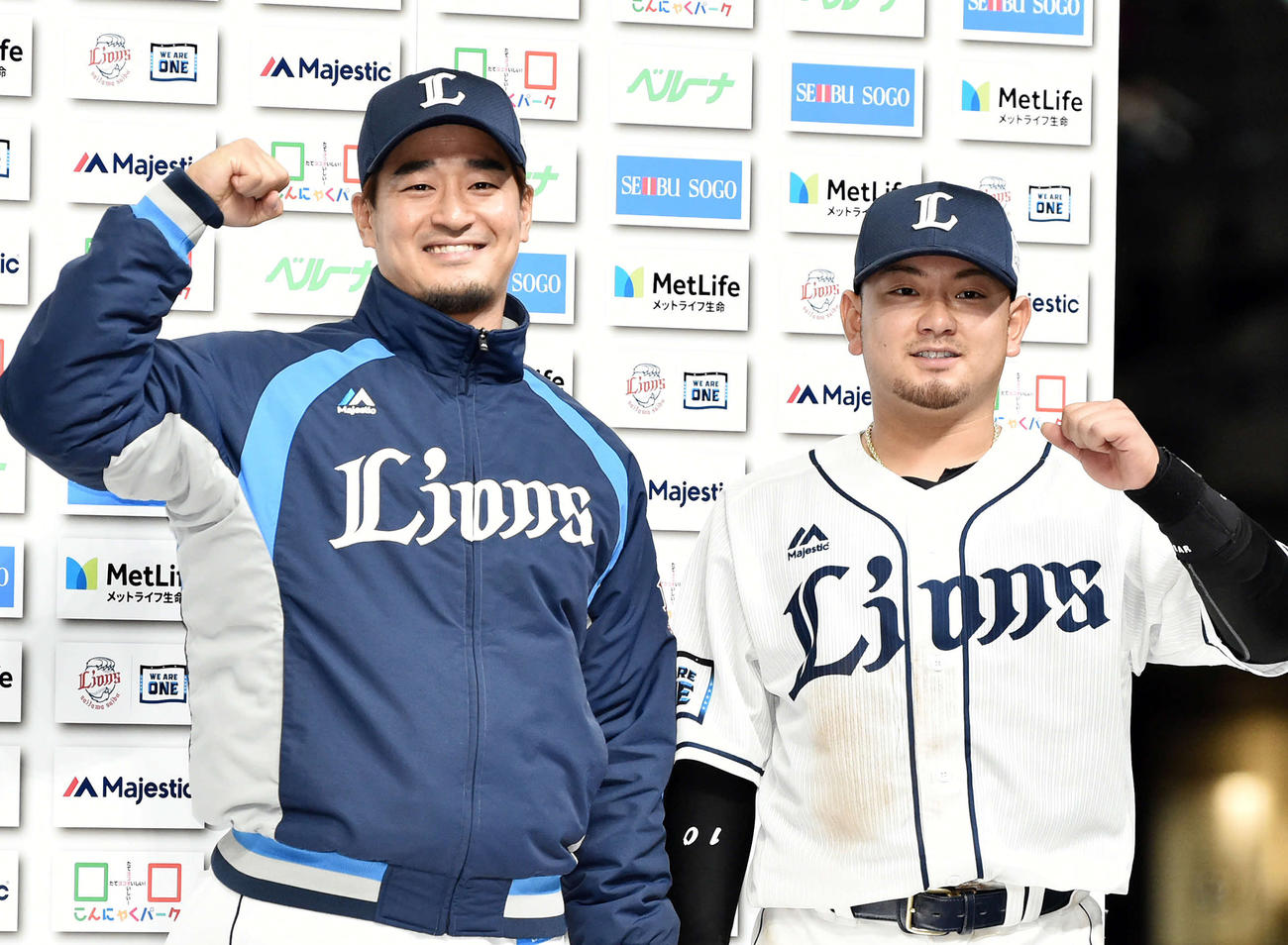試合後、お立ち台でポーズを決める西武平井（左）と森（撮影・滝沢徹郎）