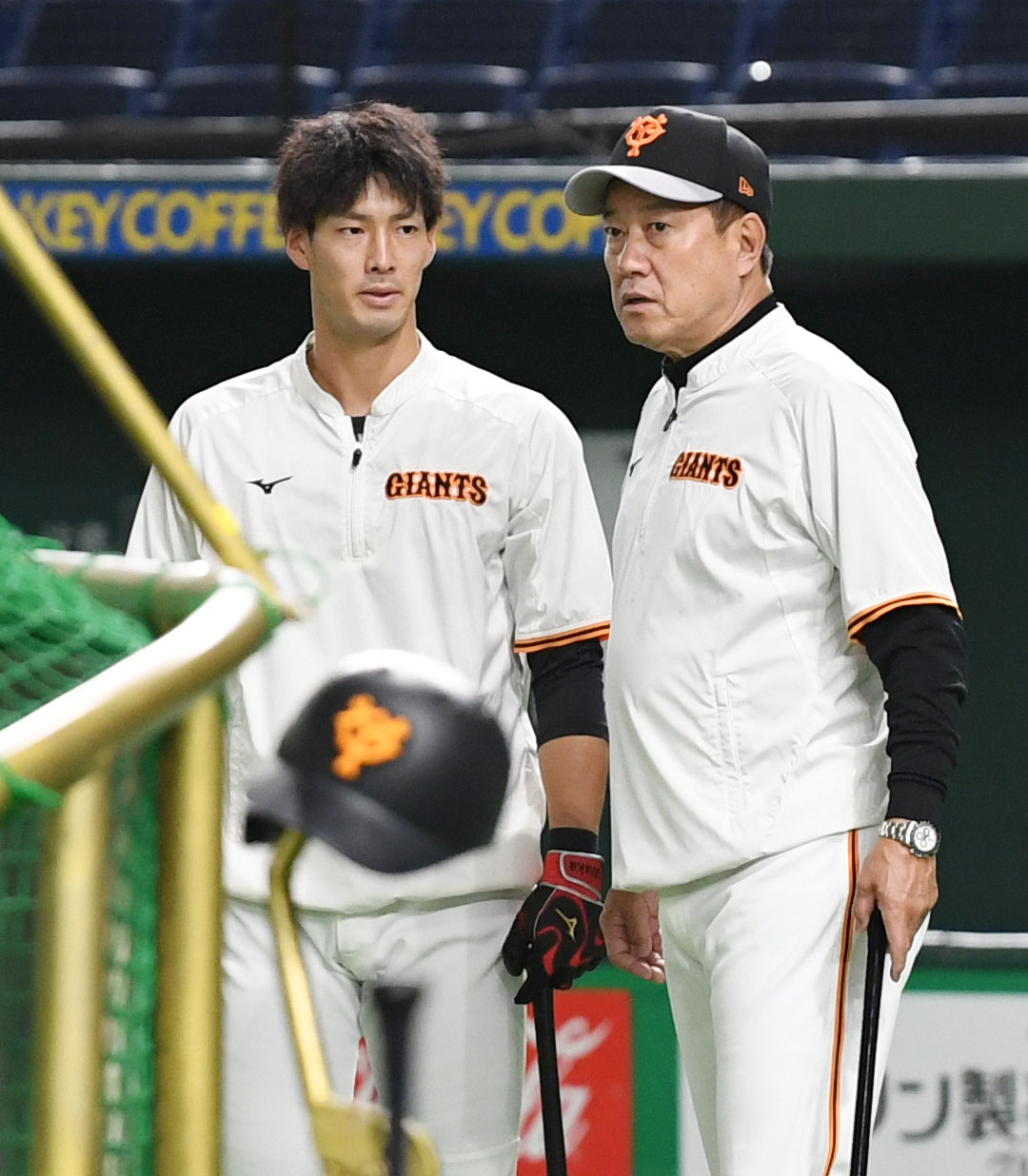 巨人対DeNA　試合前、会話を交わす巨人若林（左）と原監督（撮影・横山健太）
