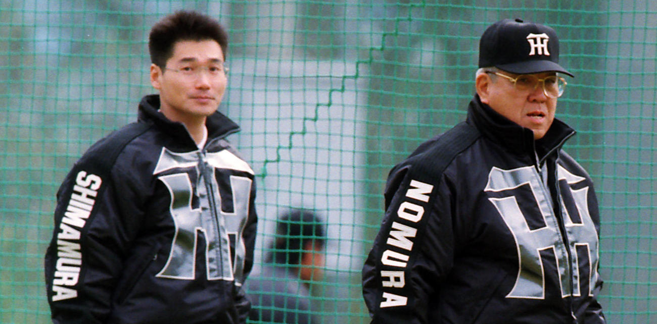 春季キャンプで野村監督（右）について歩く広報時代の嶌村さん（2000年2月1日撮影）