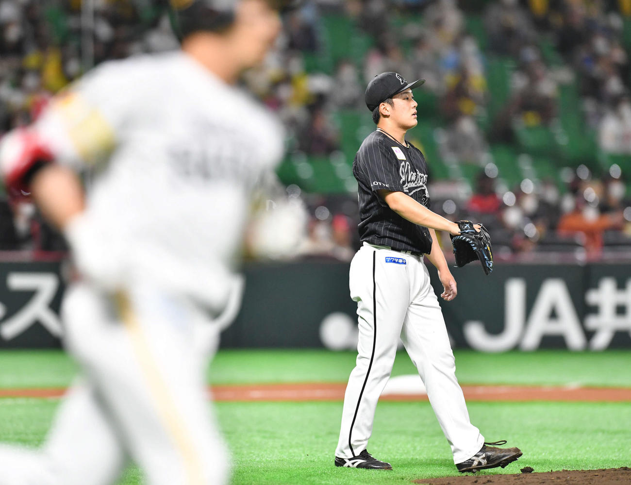 ソフトバンク対ロッテ　2回裏ソフトバンク2死一塁、栗原（左）に先制の右越え2点本塁打を打たれた鈴木（撮影・岩下翔太）