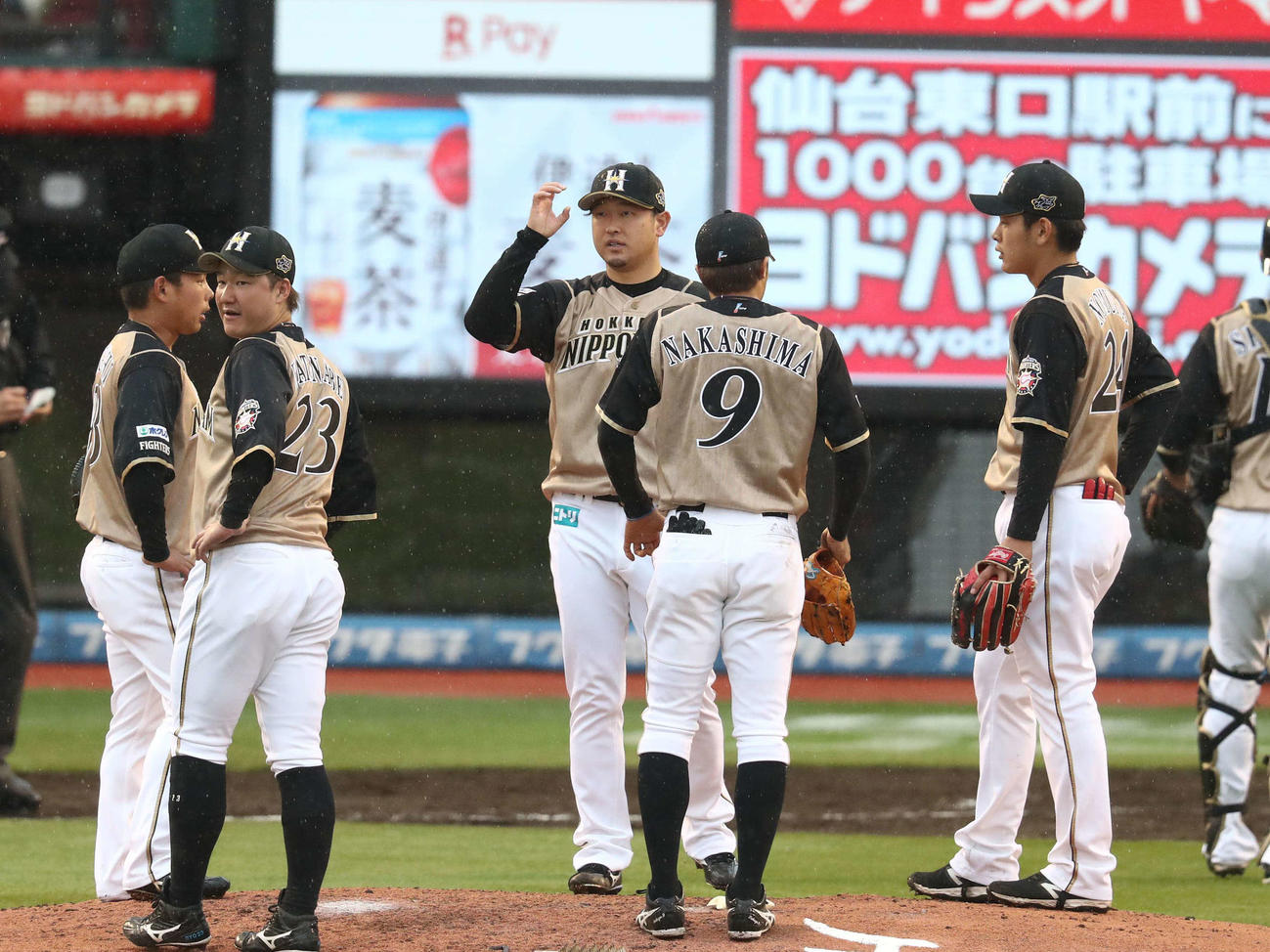 楽天対日本ハム　4回に4失点し渋い表情の池（撮影・黒川智章）