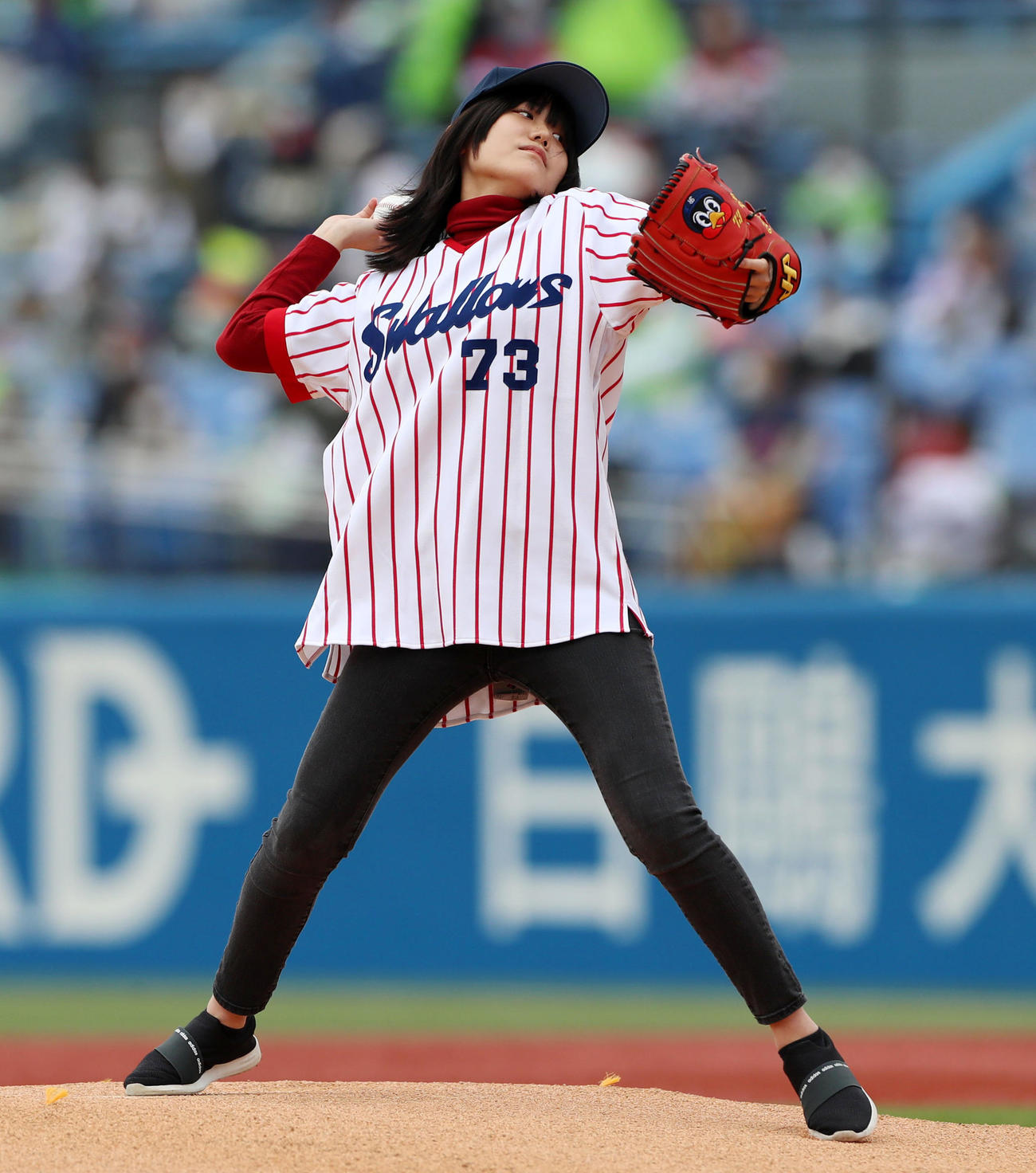 ヤクルト対阪神　始球式を行う野村克也氏の孫の彩也子さん（撮影・加藤哉）