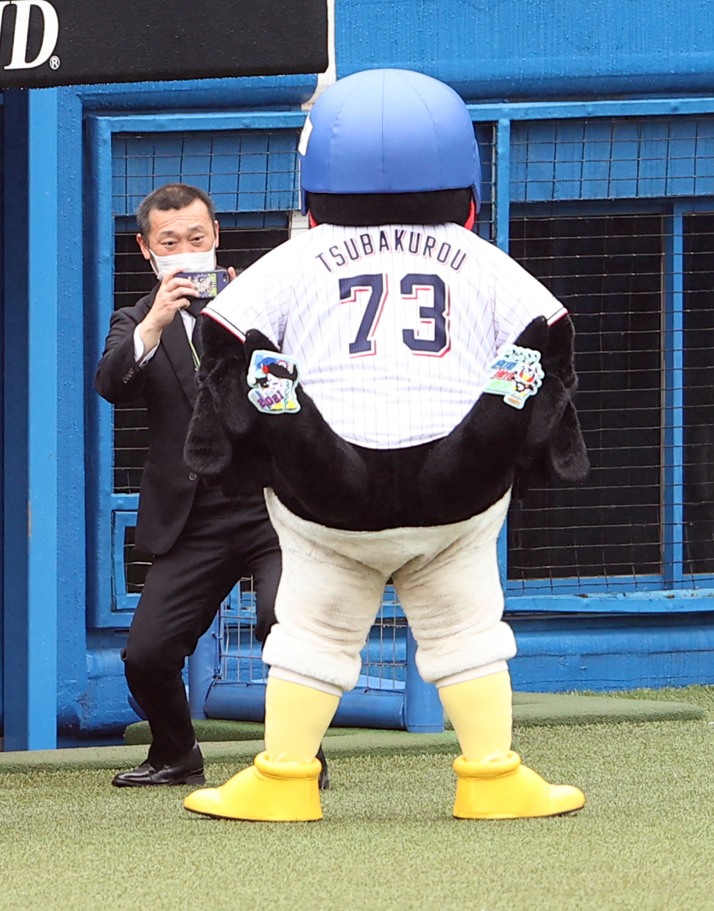 ヤクルト対阪神　野村克也氏追悼試合で野村監督仕様のユニホームを着用したヤクルトのマスコットつば九郎、は記念写真に納まる（撮影・野上伸悟）