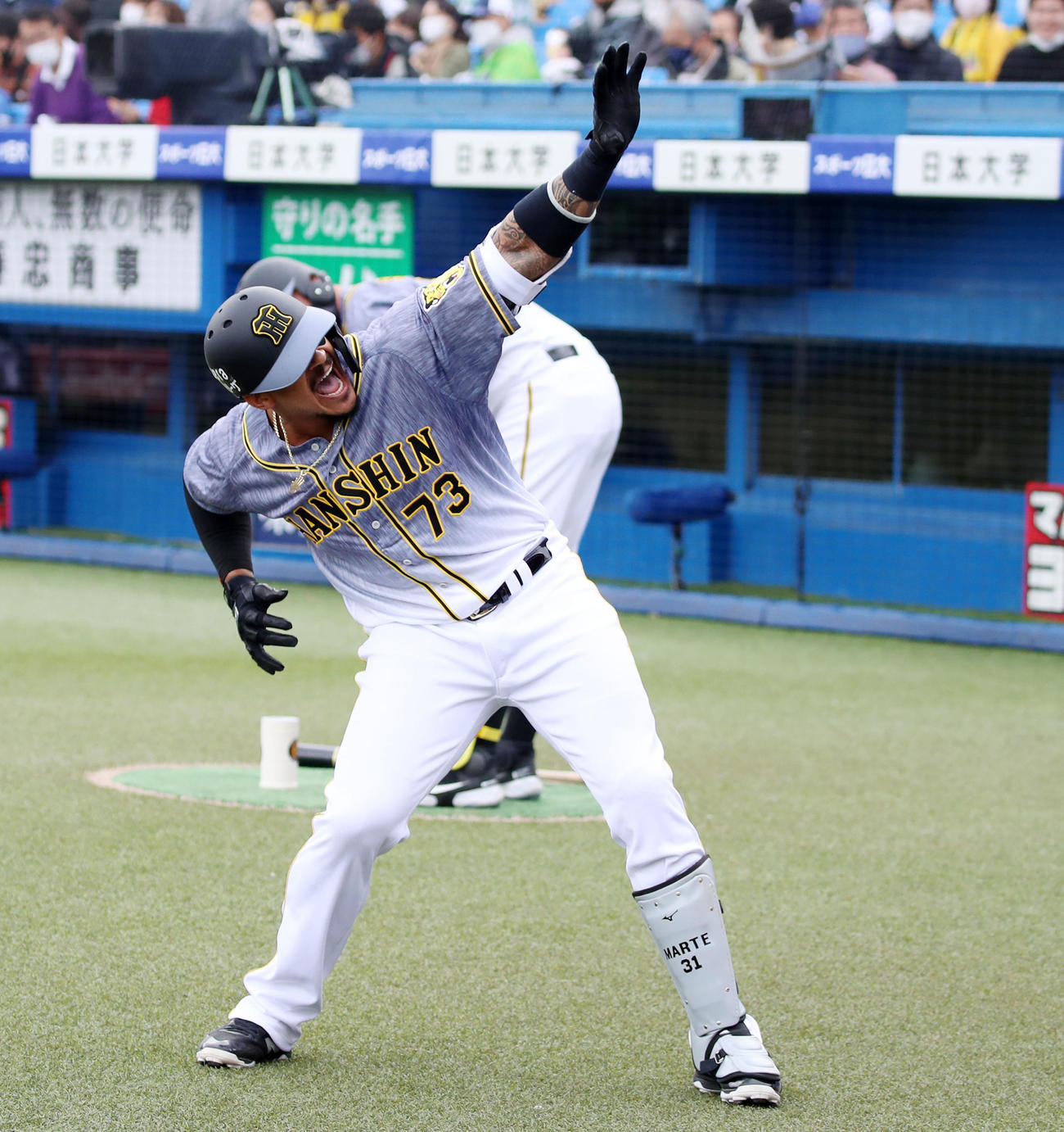 ヤクルト対阪神　3回表阪神2死、左越え本塁打を放ったマルテは弓矢ポーズ（撮影・加藤哉）