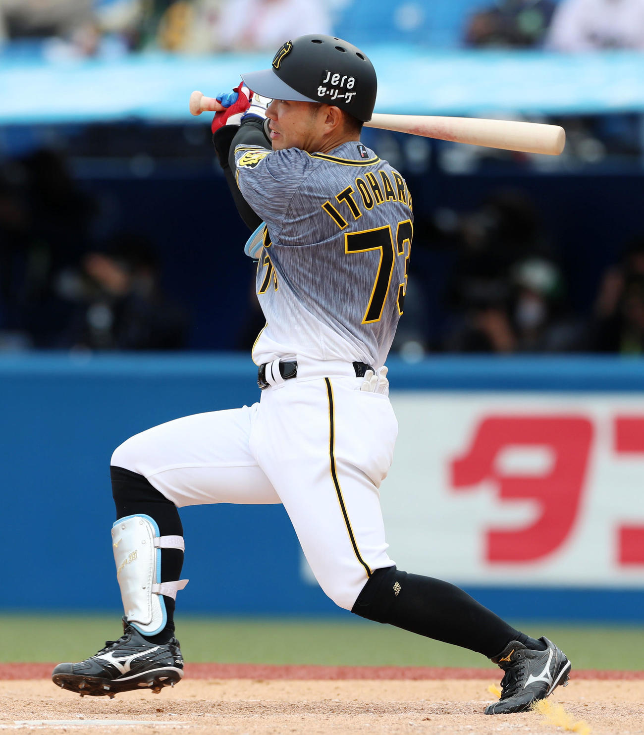 ヤクルト対阪神　5回表阪神2死一塁、糸原は中越え適時二塁打を放つ（撮影・加藤哉）