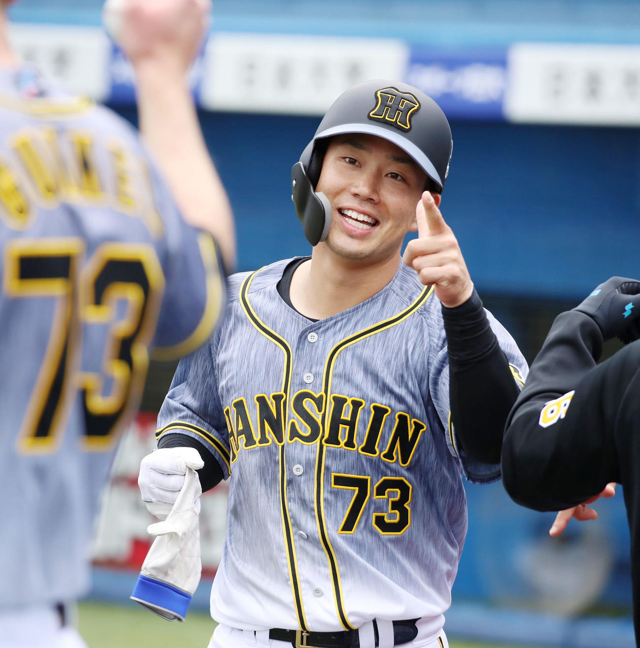 ヤクルト対阪神　1回表阪神2死一、二塁、二塁走者糸原はサンズの中越え適時二塁打で生還し笑顔を見せる（撮影・加藤哉）