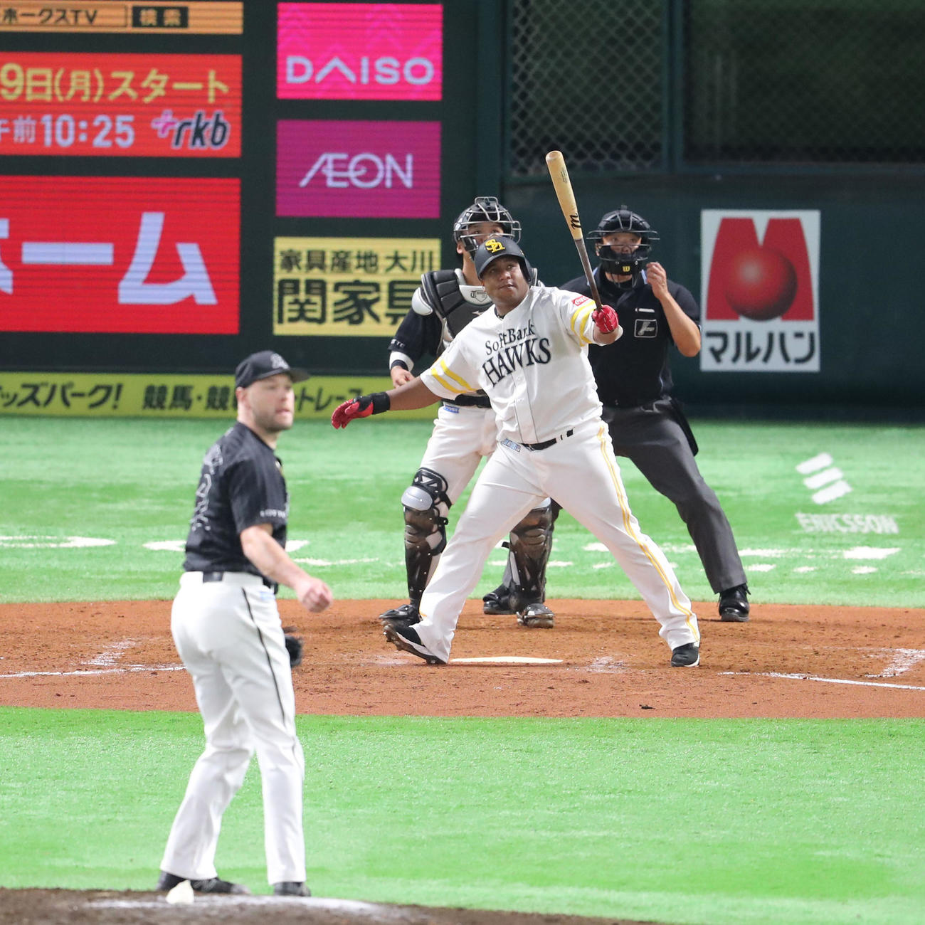 ソフトバンク対ロッテ　8回裏ソフトバンク2死三塁、デスパイネは左中間に逆転2点本塁打を放つ（撮影・梅根麻紀）