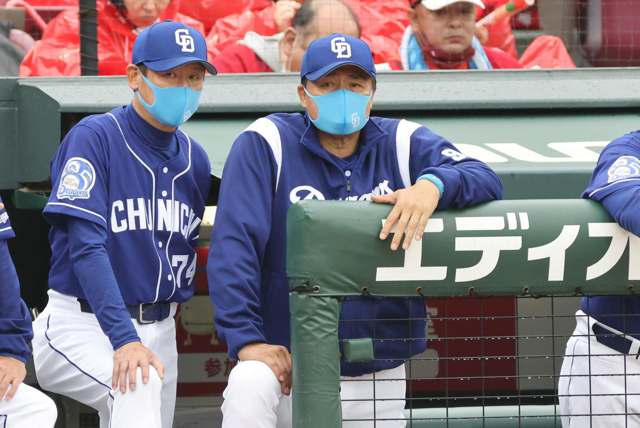 戦況を見守る与田監督（中央）（撮影・加藤孝規）