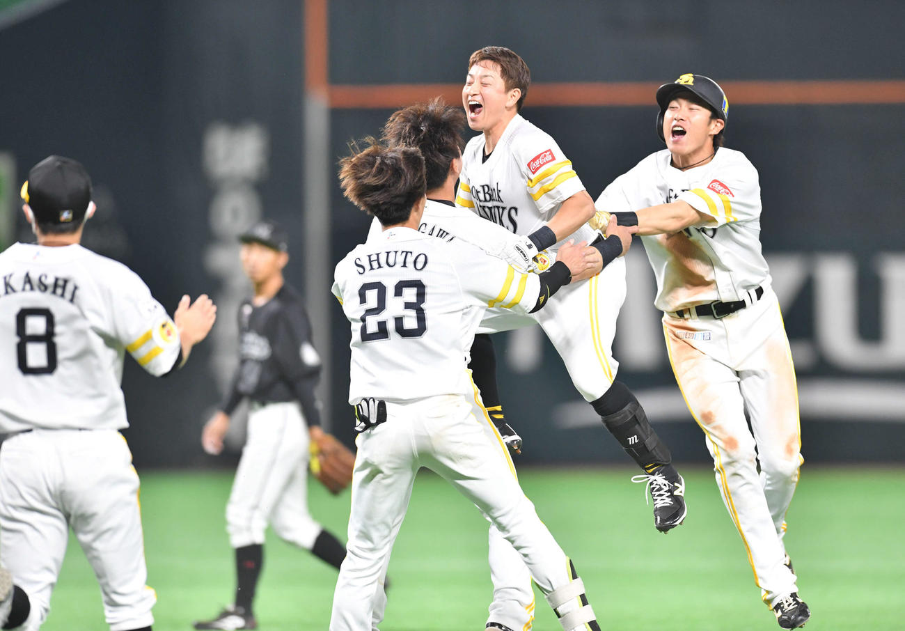ソフトバンク対ロッテ　9回裏ソフトバンク2死満塁、右前へ逆転サヨナラ2点適時打を放ち、柳田（右端）らナインと歓喜する川島（撮影・岩下翔太）