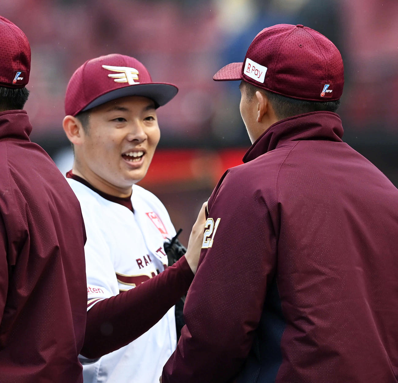 楽天早川（右）は9回を締めた松井から勝利球を受け取る（撮影・山崎安昭）