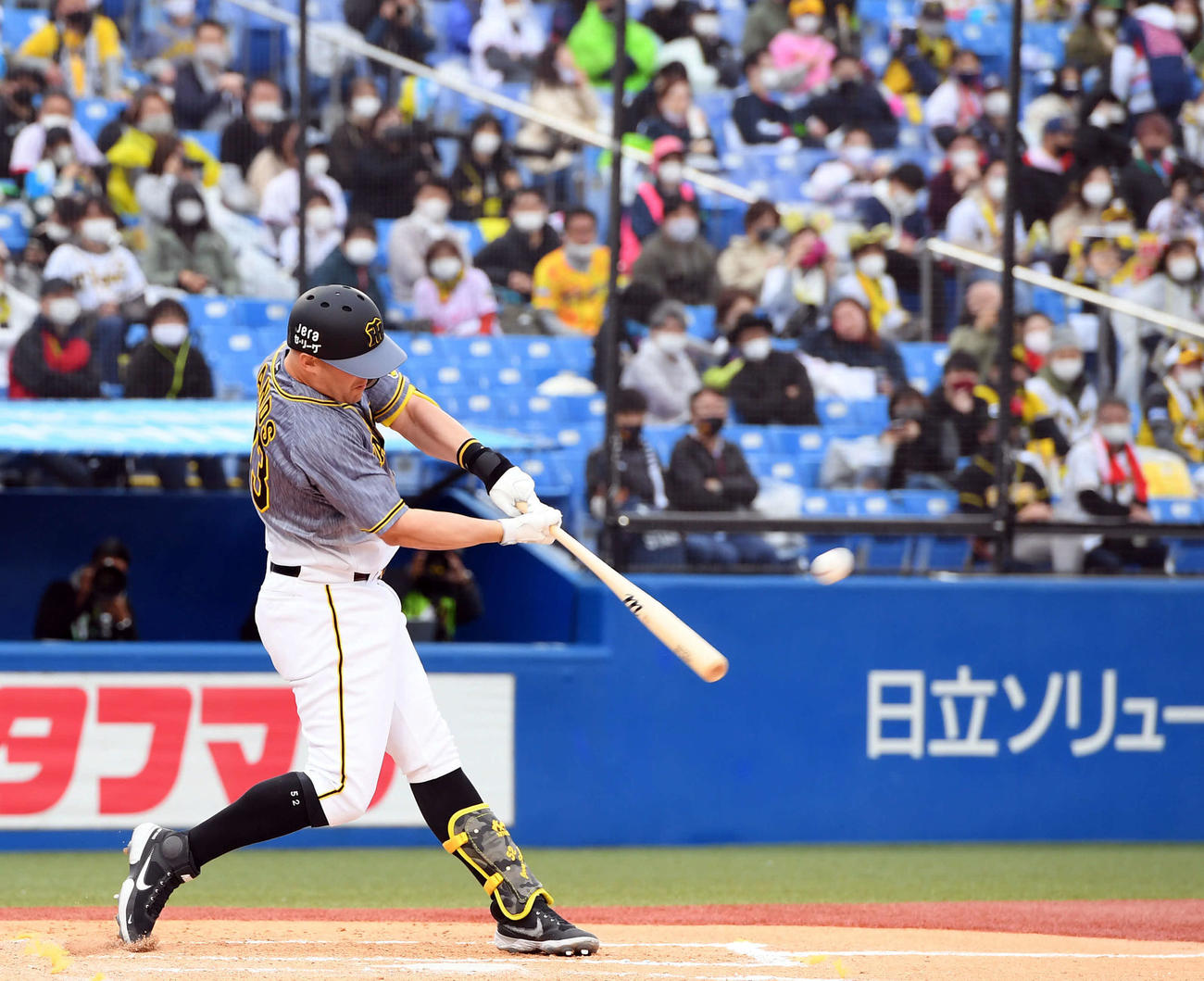 ヤクルト対阪神　8回表阪神無死二塁、三塁、3点本塁打を放ったジェリー・サンズ（撮影・ たえ 見朱実）