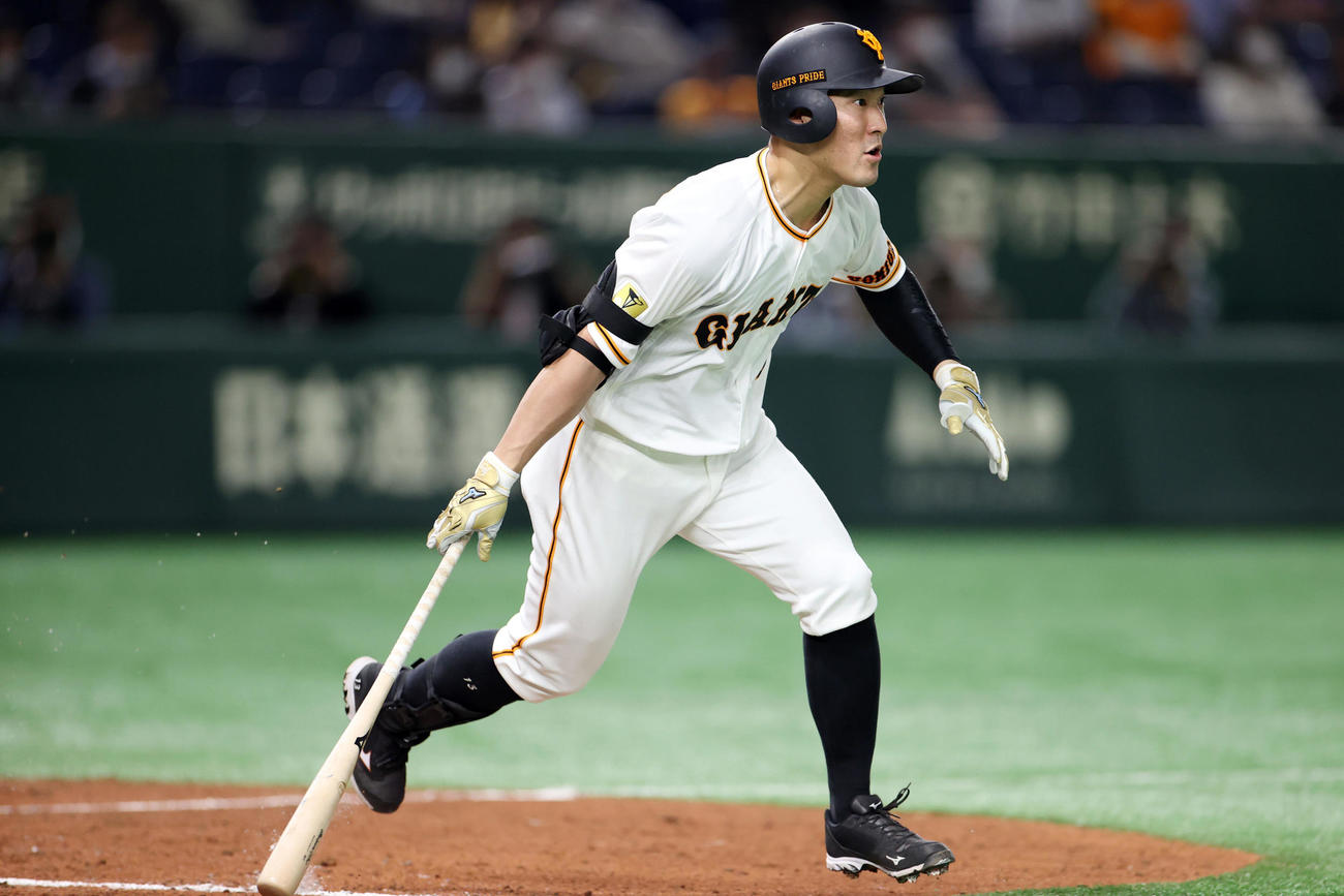巨人対DeNA　8回裏巨人2死一、二塁、適時打を放つ梶谷（撮影・狩俣裕三）