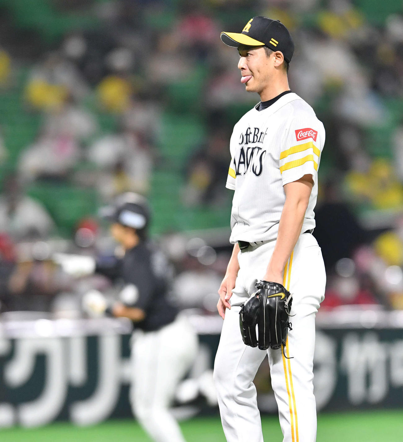 ソフトバンク対ロッテ　9回表ロッテ2死一塁、岩崎は菅野（左）に右越え逆転2点本塁打を浴びて舌を出す（撮影・岩下翔太）