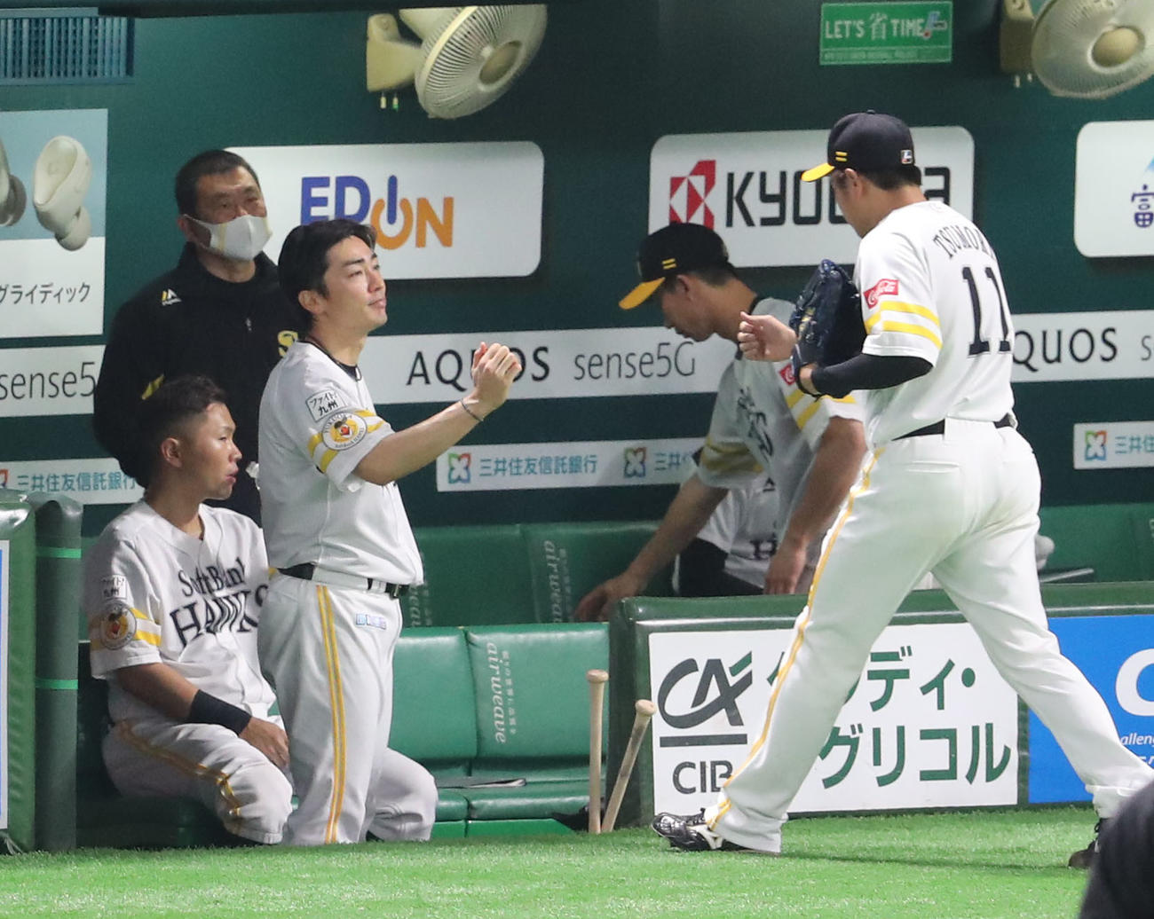 ソフトバンク対ロッテ　7回途中で降板したソフトバンク和田毅は後続を抑えた津森宥紀を出迎える（撮影・梅根麻紀）