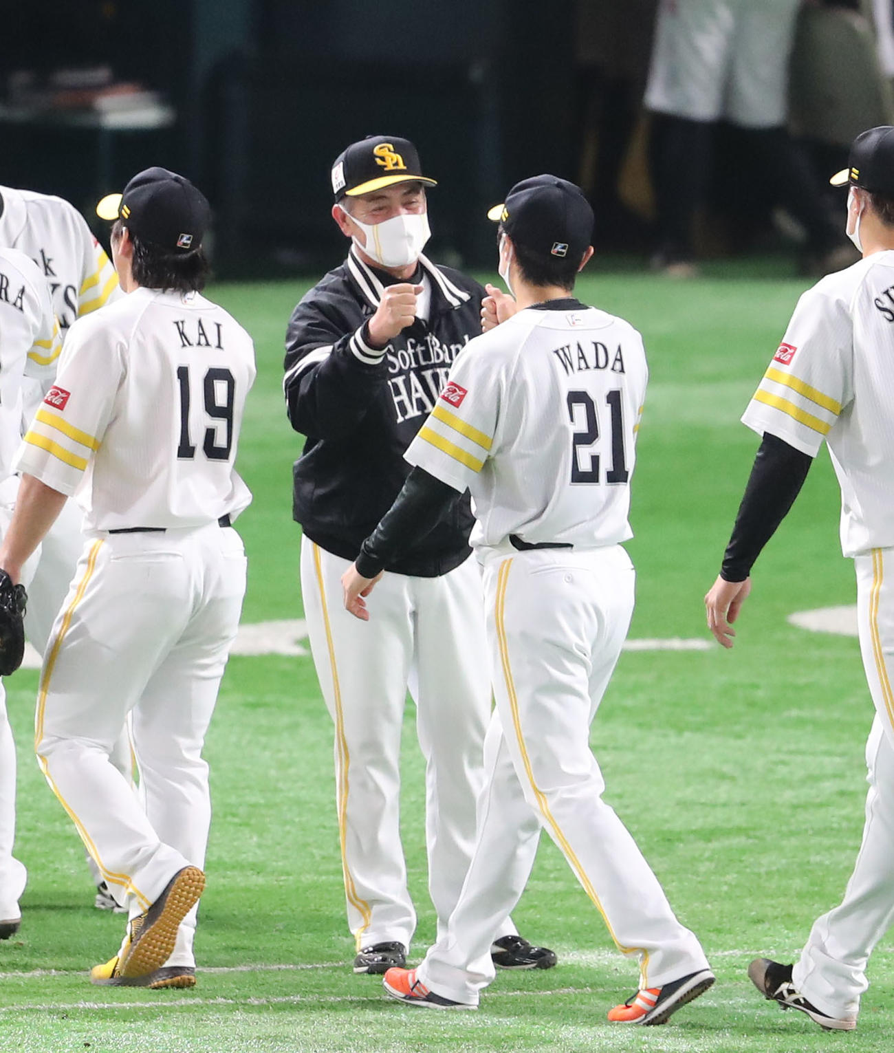 ソフトバンク対ロッテ　ソフトバンク和田毅とハイタッチをする工藤公康監督（撮影・梅根麻紀）