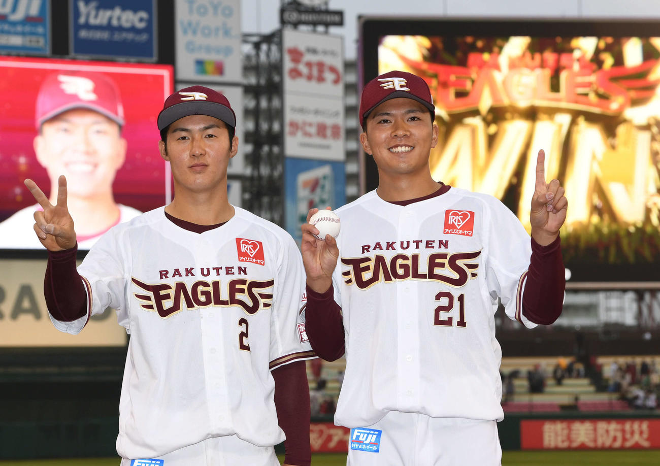 楽天対日本ハム　プロ初勝利の楽天早川（右）は太田と記念撮影（撮影・山崎安昭）