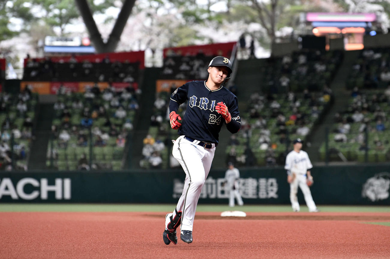 西武対オリックス　7回表オリックス無死、左越えソロ本塁打を放った紅林弘太郎は塁を回る（撮影・滝沢徹郎）