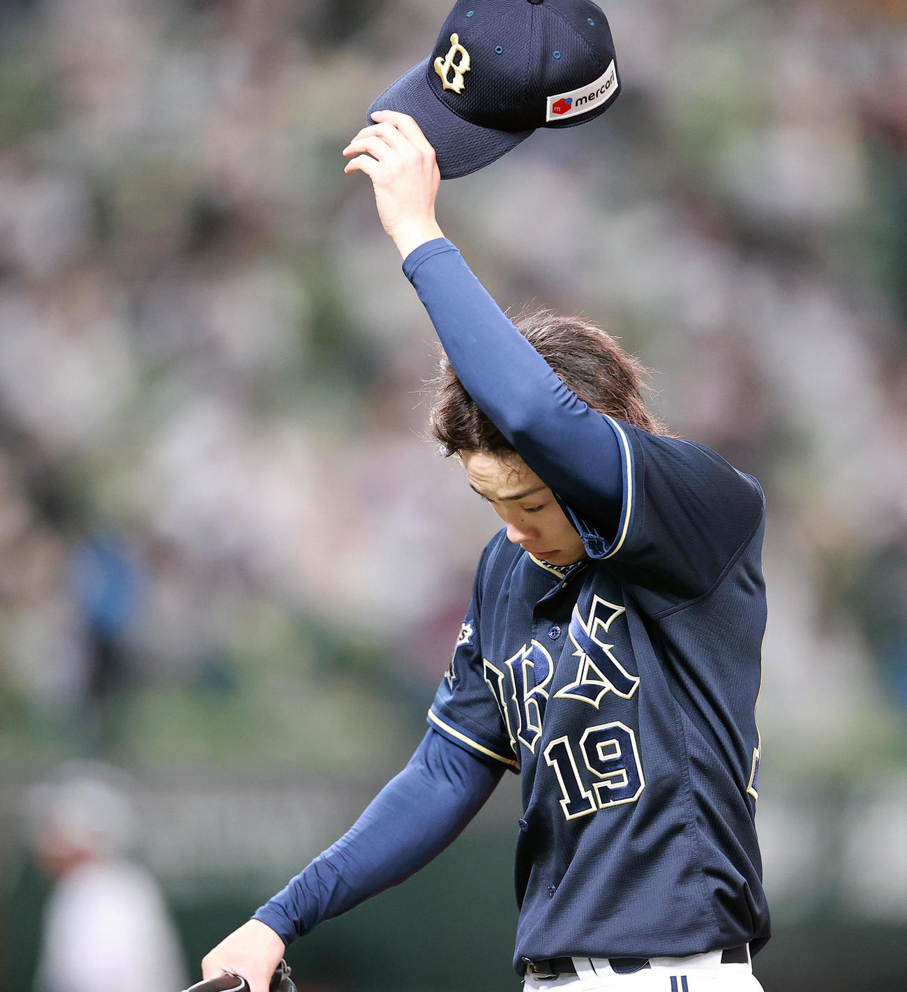 西武対オリックス　6回裏西武に追加点を許した山岡は汗をぬぐいながら悔しそうに引き揚げる（撮影・浅見桂子）