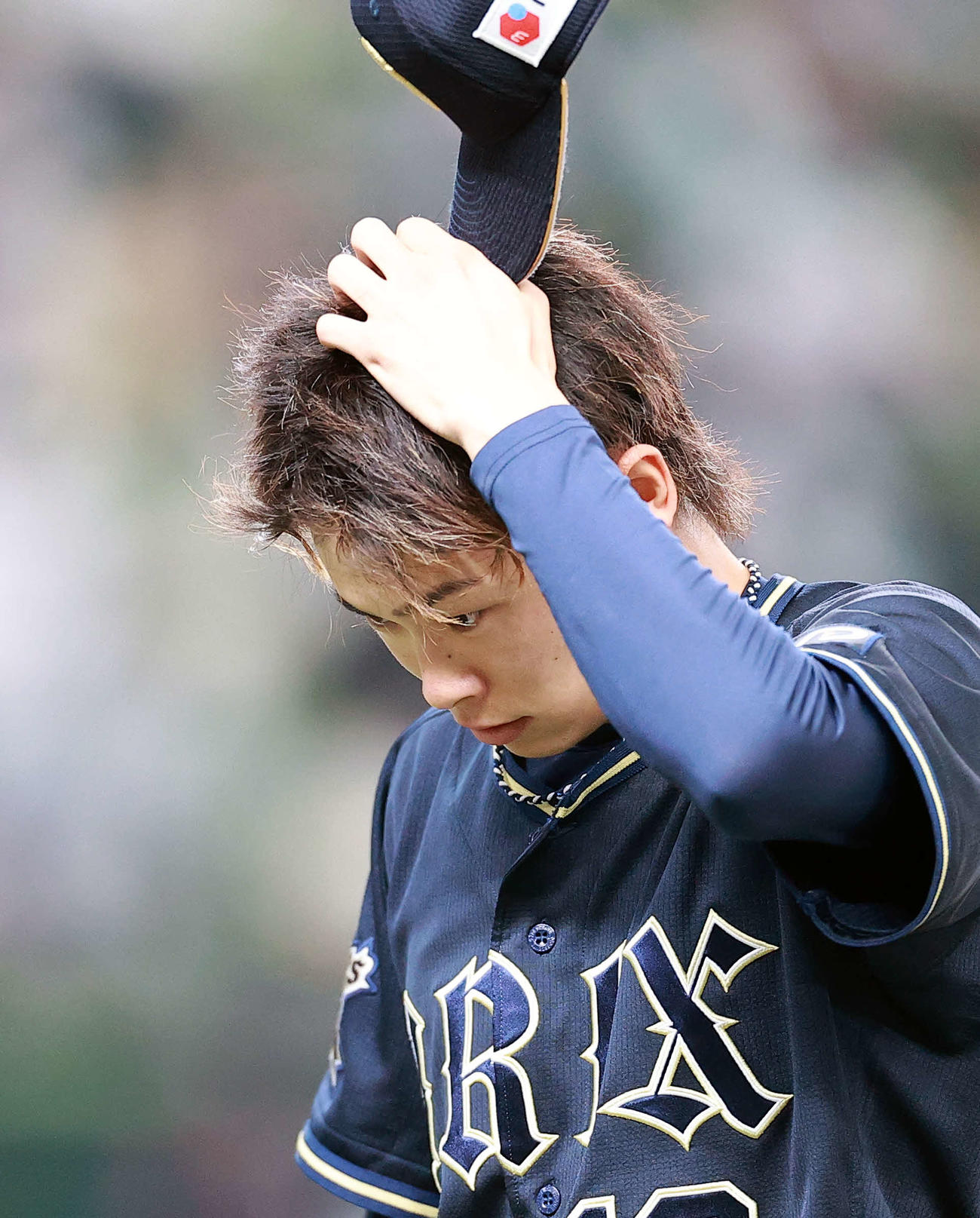 西武対オリックス　6回裏西武に追加点を許した山岡は汗をぬぐいながら悔しそうに引き揚げる（撮影・浅見桂子）