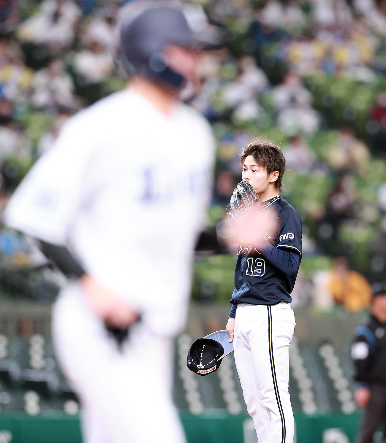 西武対オリックス　3回裏西武無死、金子（手前）に死球を与えた山岡は脱帽する（撮影・浅見桂子）