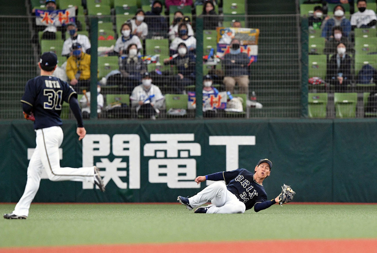 西武対オリックス　4回裏西武2死、木村の打球を好捕する右翼手吉田正（右）（撮影・滝沢徹郎）