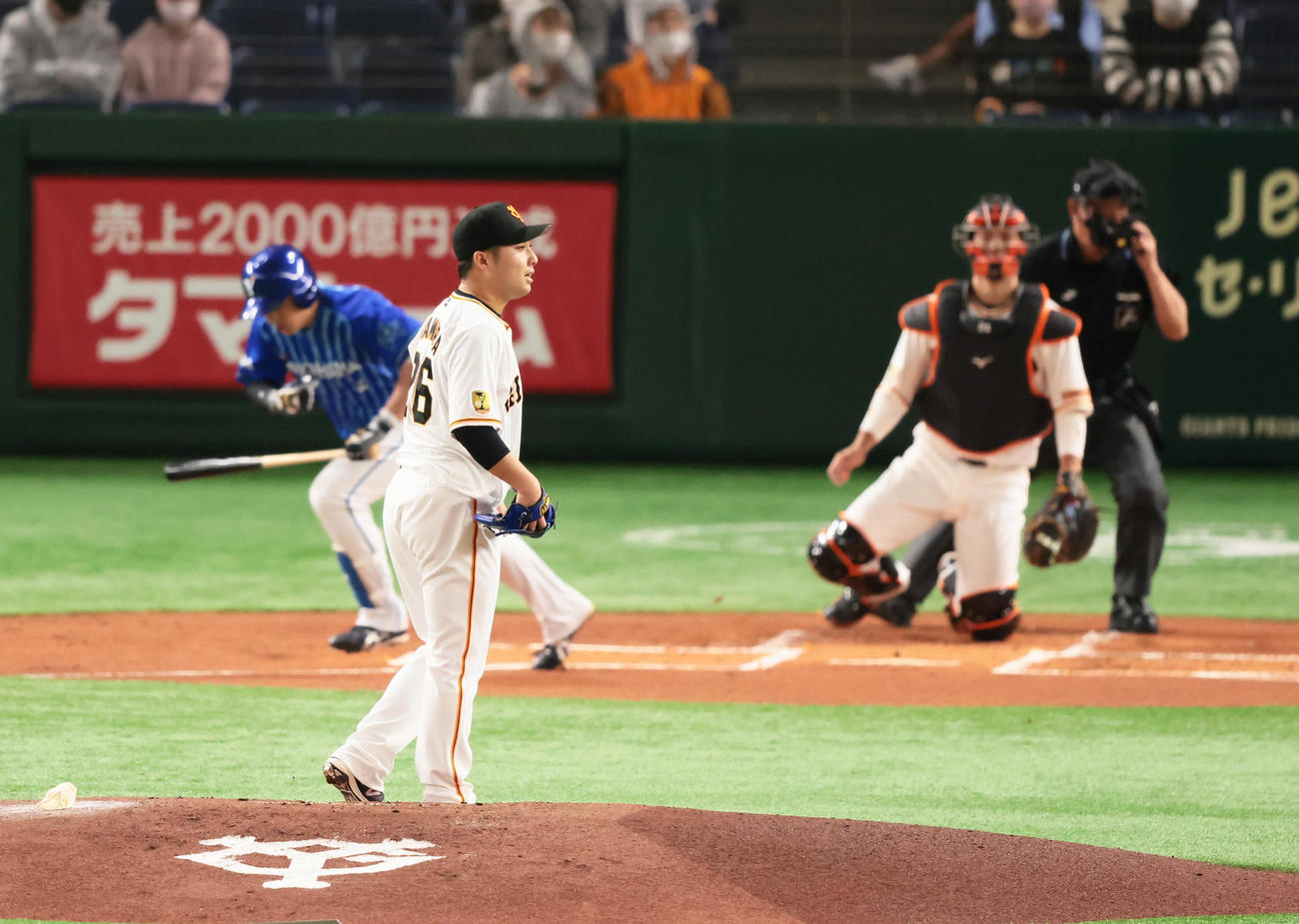 巨人対DeNA　1回表DeNA1死三塁、牧に左越え適時二塁打を浴びる今村。捕手大城（撮影・足立雅史）