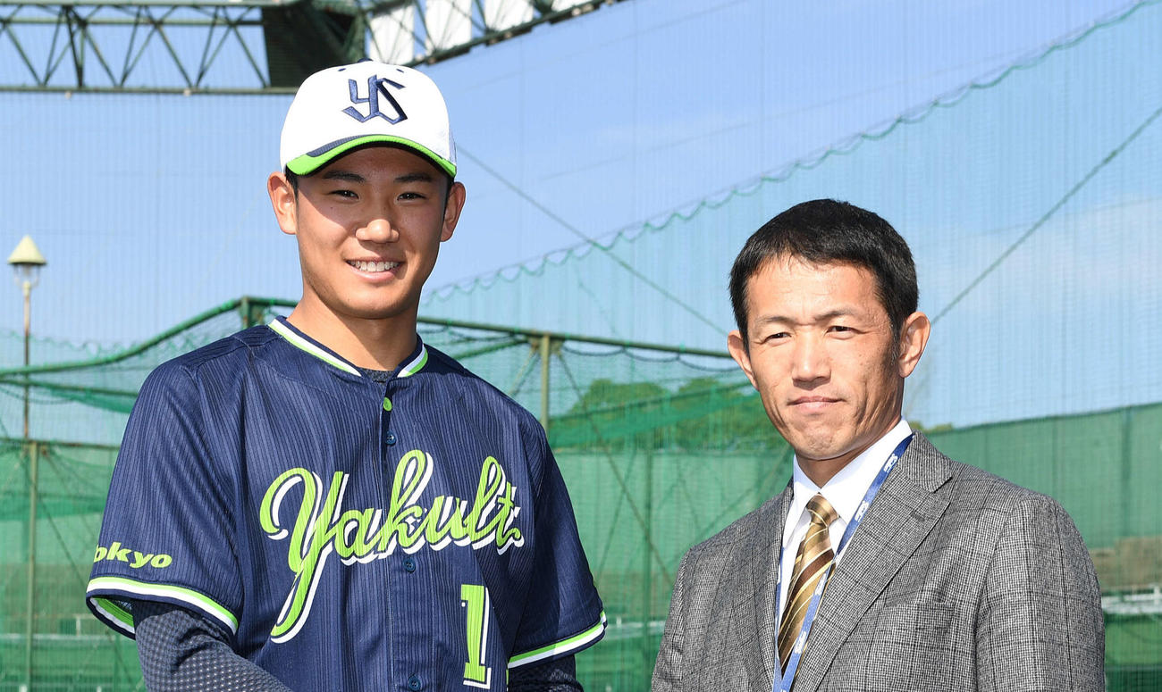 星陵・林監督（右）とヤクルト奥川（2020年2月4日撮影）