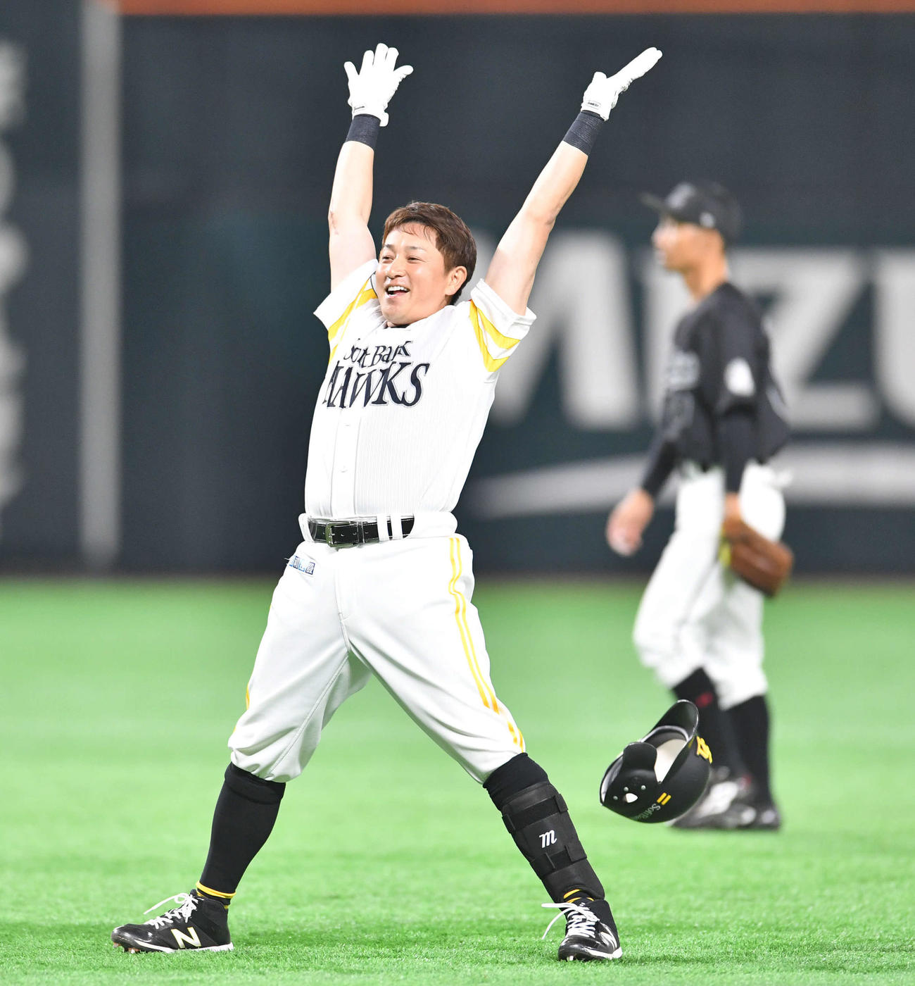 ソフトバンク対ロッテ　9回裏ソフトバンク2死満塁、右前へ逆転サヨナラ2点適時打を放ち、ヘルメットを脱いで歓喜する川島（撮影・岩下翔太）