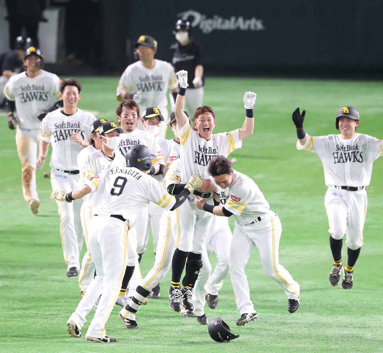 ソフトバンク対ロッテ　9回裏ソフトバンク2死満塁、川島は右前サヨナラ2点適時打を放ち、歓喜のナインに囲まれる（撮影・梅根麻紀）