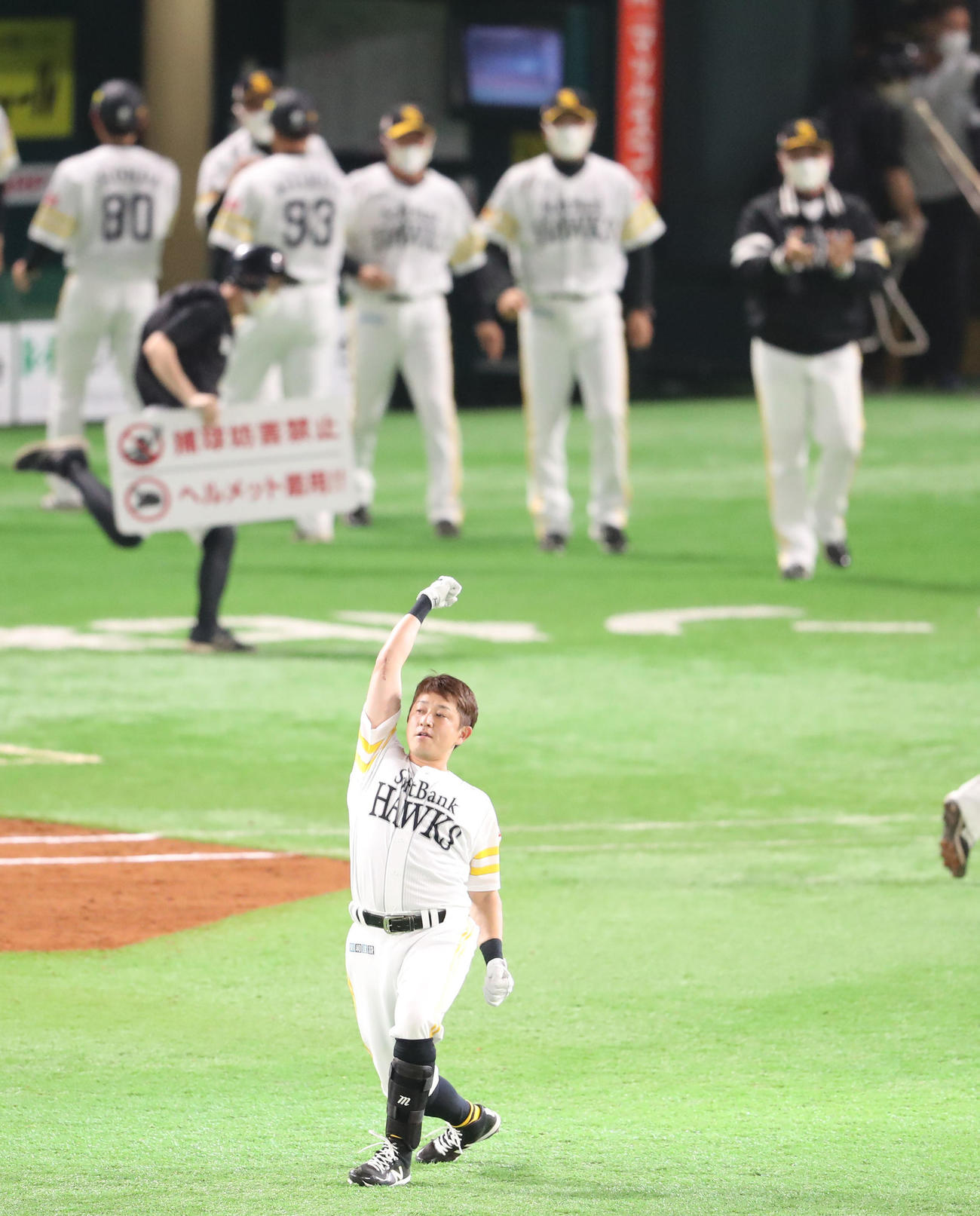ソフトバンク対ロッテ　9回裏ソフトバンク2死満塁、川島慶三はサヨナラとなる中前2点適時打を放つ、ライトスタンドに向かってポーズを決める（撮影・梅根麻紀）