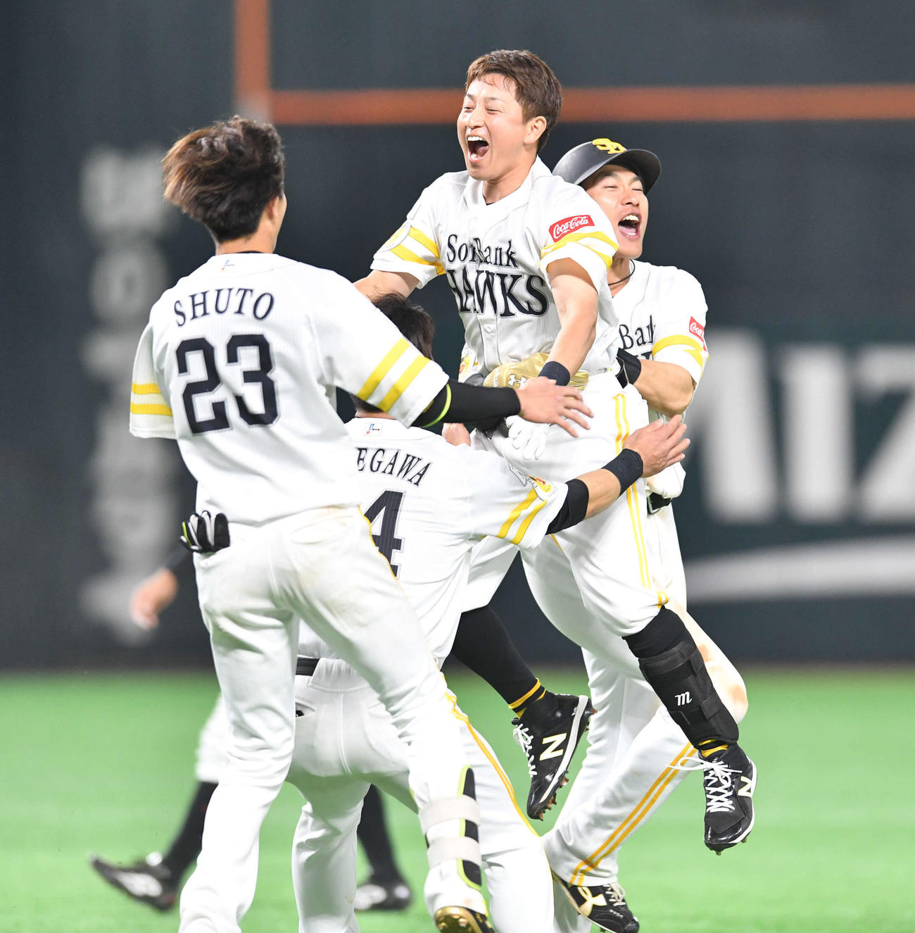 ソフトバンク対ロッテ　9回裏ソフトバンク2死満塁、右前へ逆転サヨナラ2点適時打を放ち、柳田（右端）らナインと歓喜する川島（撮影・岩下翔太）
