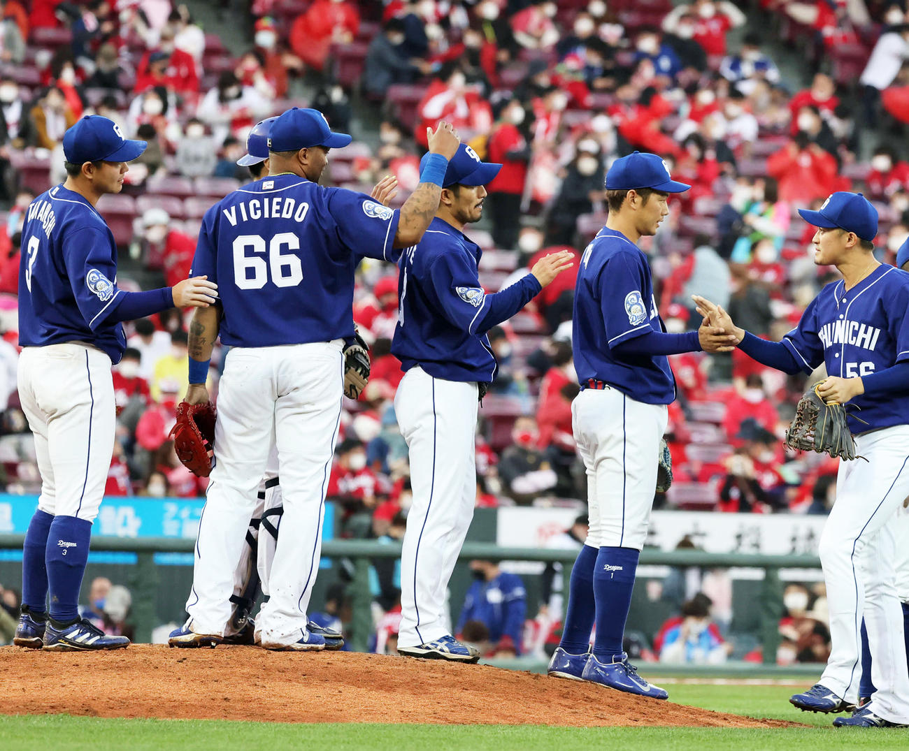 0対0で試合終了、マウンドに集まる祖父江（中央）ら中日ナイン（撮影・加藤孝規）