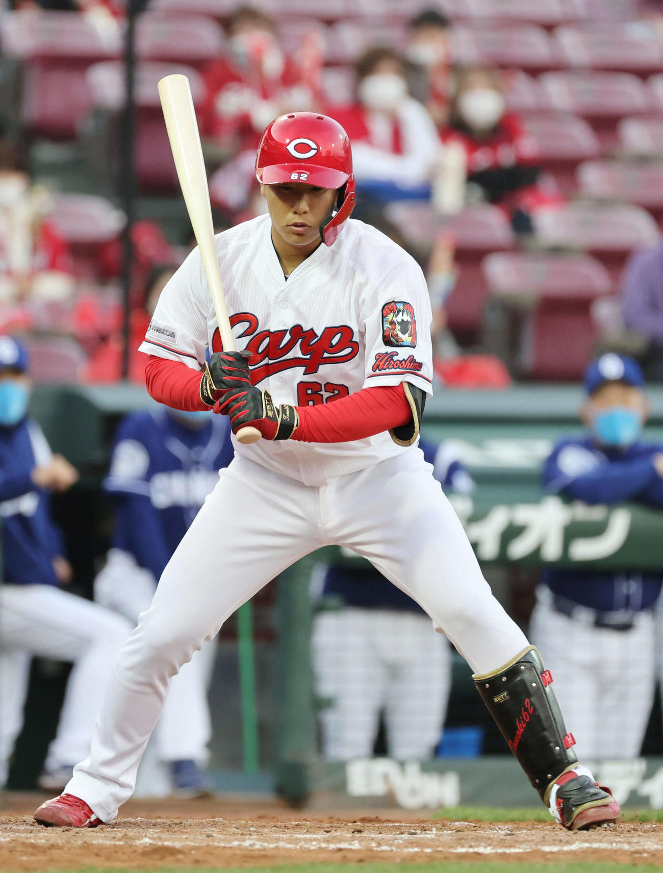 プロ野球広島対中日　9回裏広島2死一、二塁、石原は四球（撮影・加藤孝規）