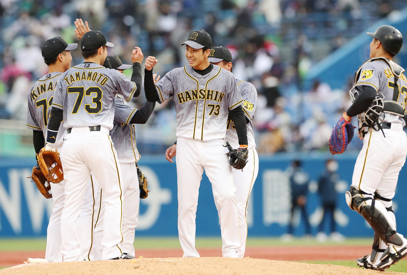 ヤクルト対阪神　敵地開幕3連勝を決めマウンドでナインとエアタッチする小野泰己（撮影・加藤哉）