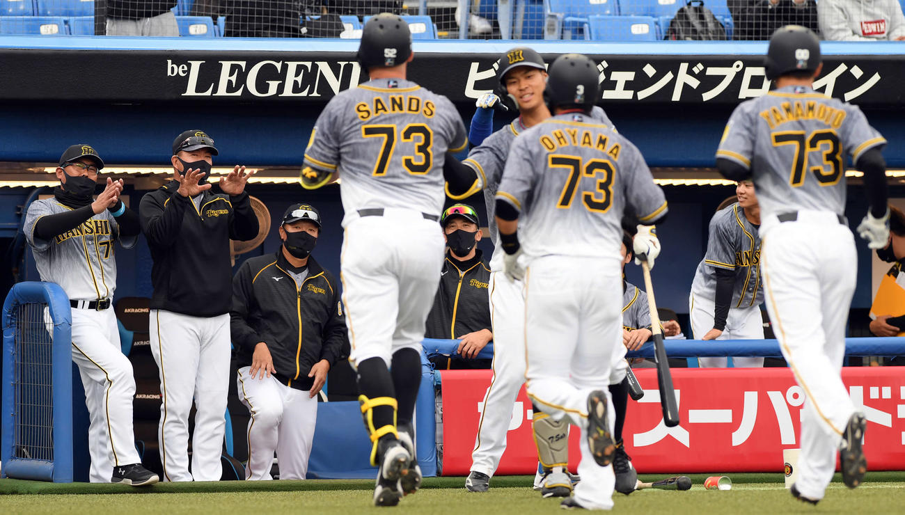 ヤクルト対阪神　8回表阪神無死二塁、三塁、3点本塁打を放ったサンズを迎える矢野監督ら首脳陣（撮影・ たえ見朱実）