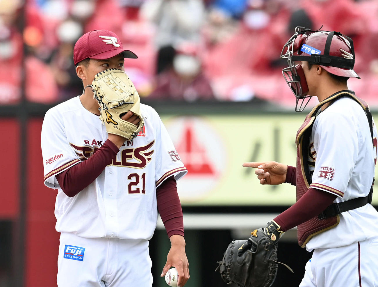 4回表日本ハム無死満塁、早川（左）と太田は言葉をかわす（撮影・山崎安昭）