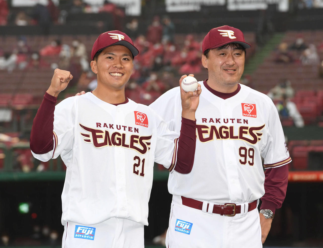 21年3月28日、プロ初勝利の早川（左）は石井GM兼監督と笑顔を見せる