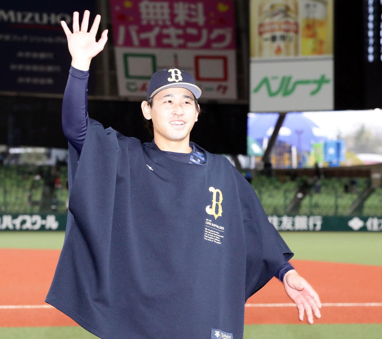 21年3月27日、今季初勝利を飾ったオリックス宮城は笑顔でスタンドに手を振る