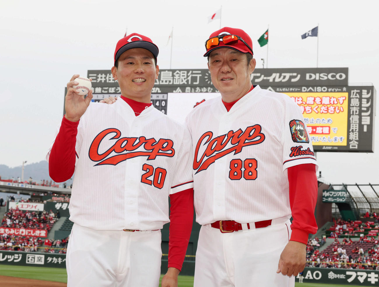 21年3月27日、プロ初セーブの栗林（左）と佐々岡監督