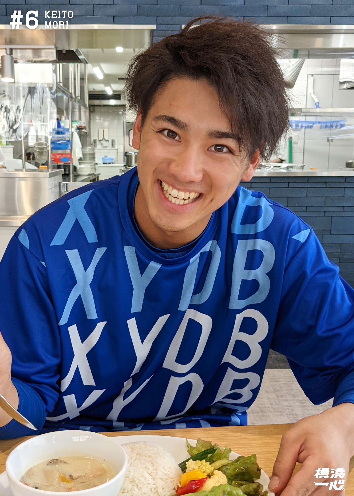 3月30日から横浜スタジアムで販売開始となる「青星寮グリーンカレー」を食べるDeNA森（球団提供）