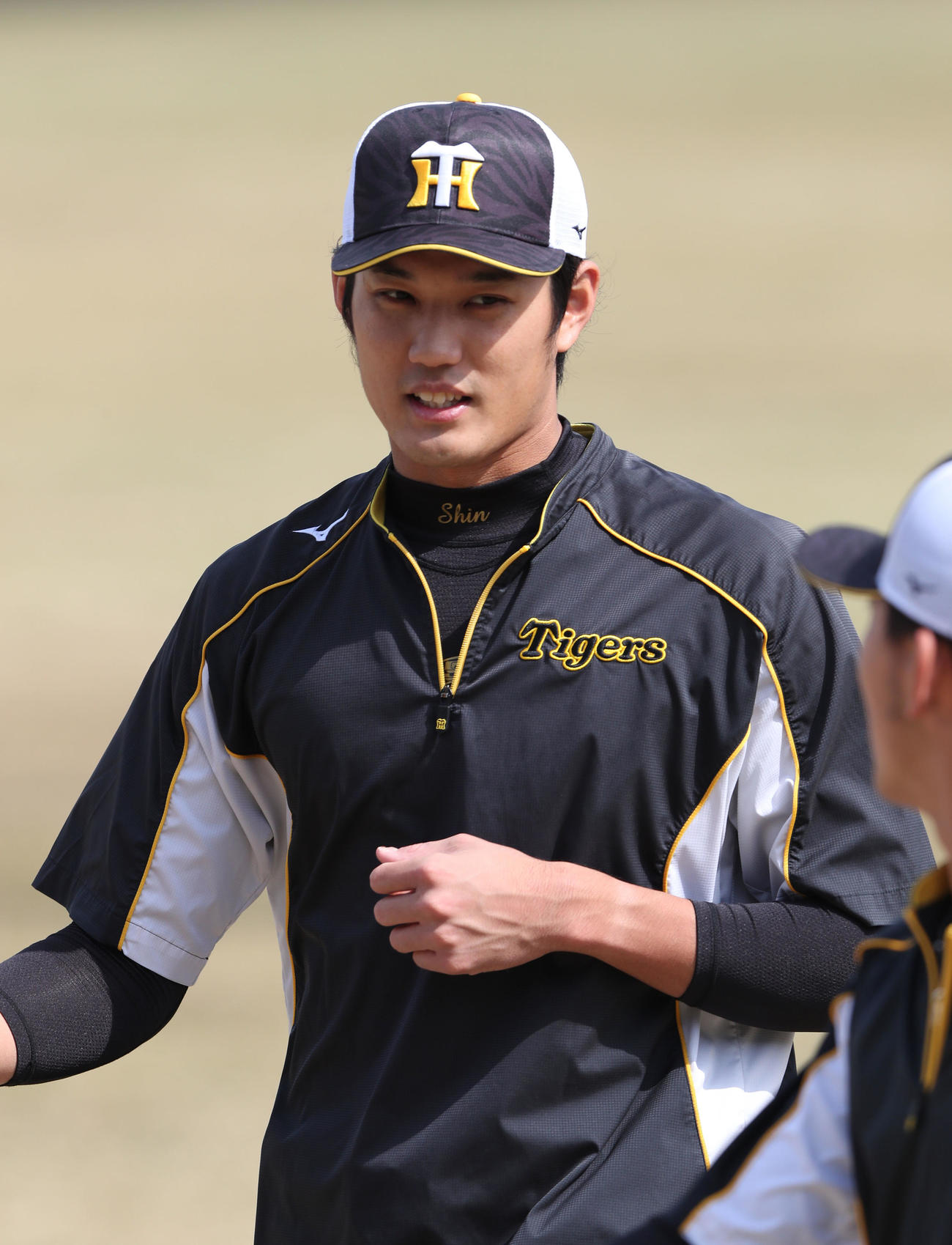 投手指名練習でランニングして汗を流す藤浪晋太郎（撮影・白石智彦）＝2021年3月29日、鳴尾浜球場