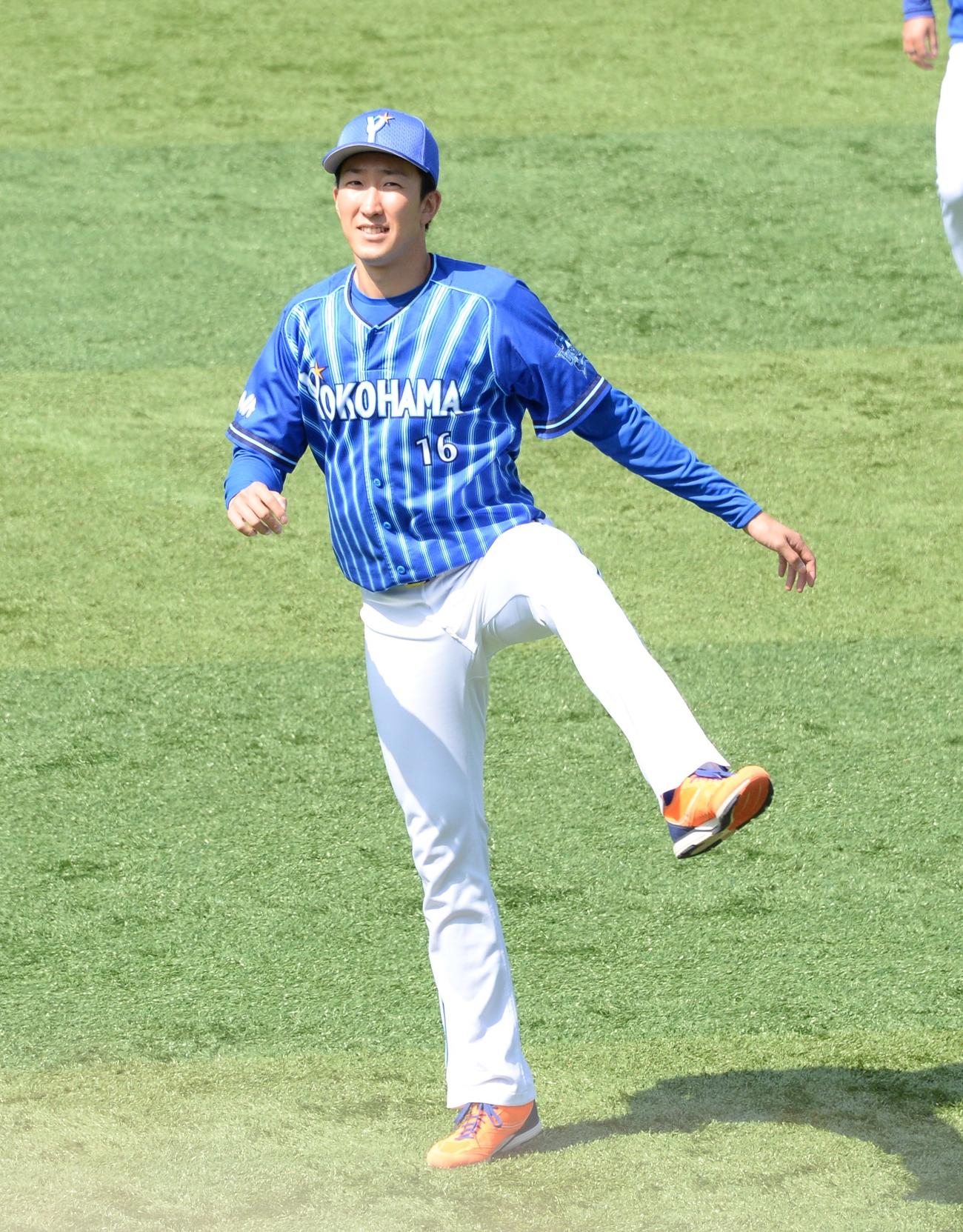 リラックスした表情で調整するDeNA大貫（撮影・鈴木正章）