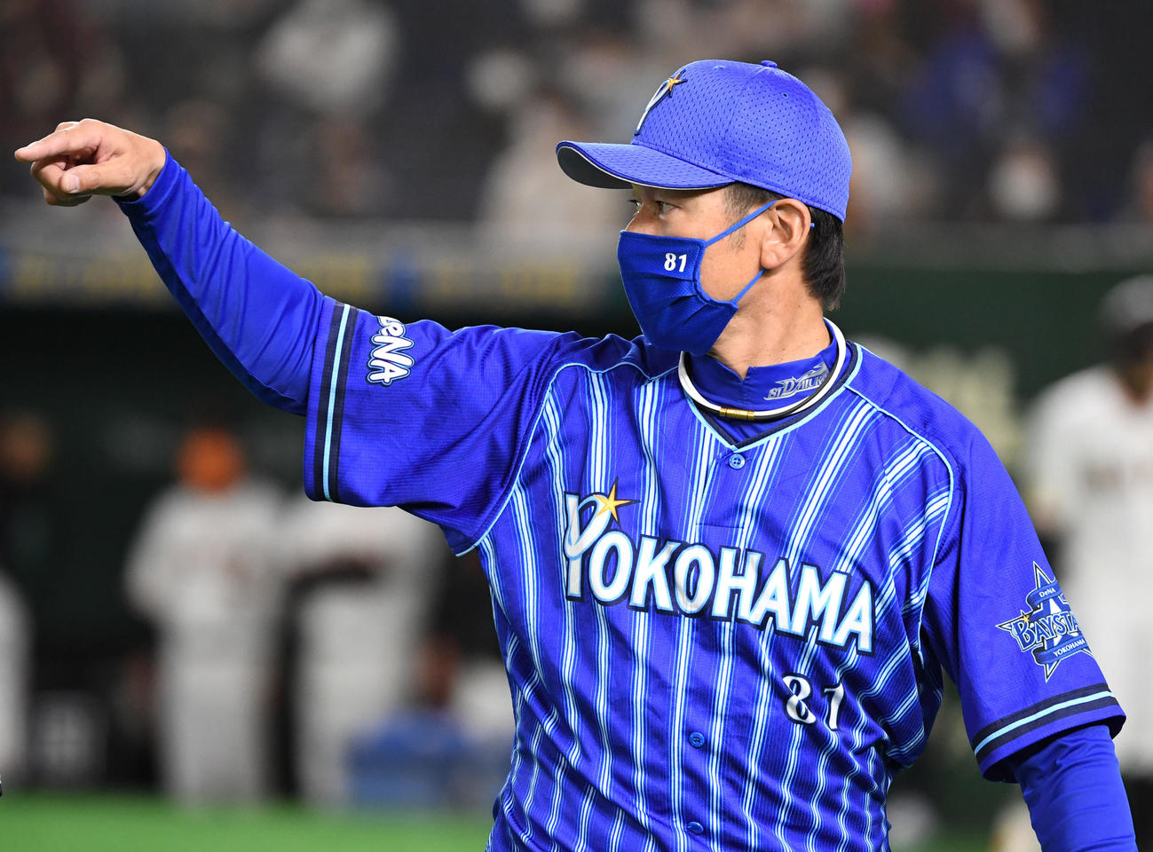 選手交代を告げるDeNA三浦大輔監督（2021年3月28日撮影）