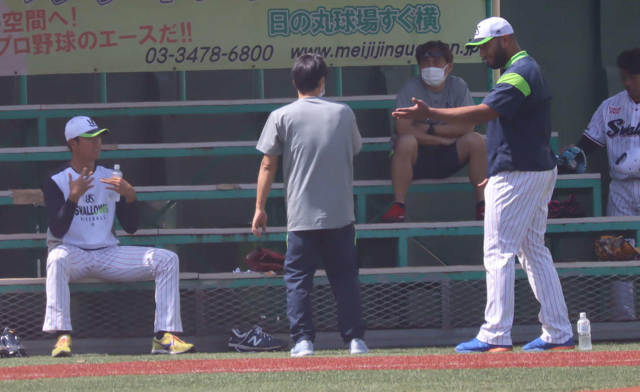 投手練習で、ヤクルト奥川（左）は、スアレス（右）と話し込む（撮影・湯本勝大）