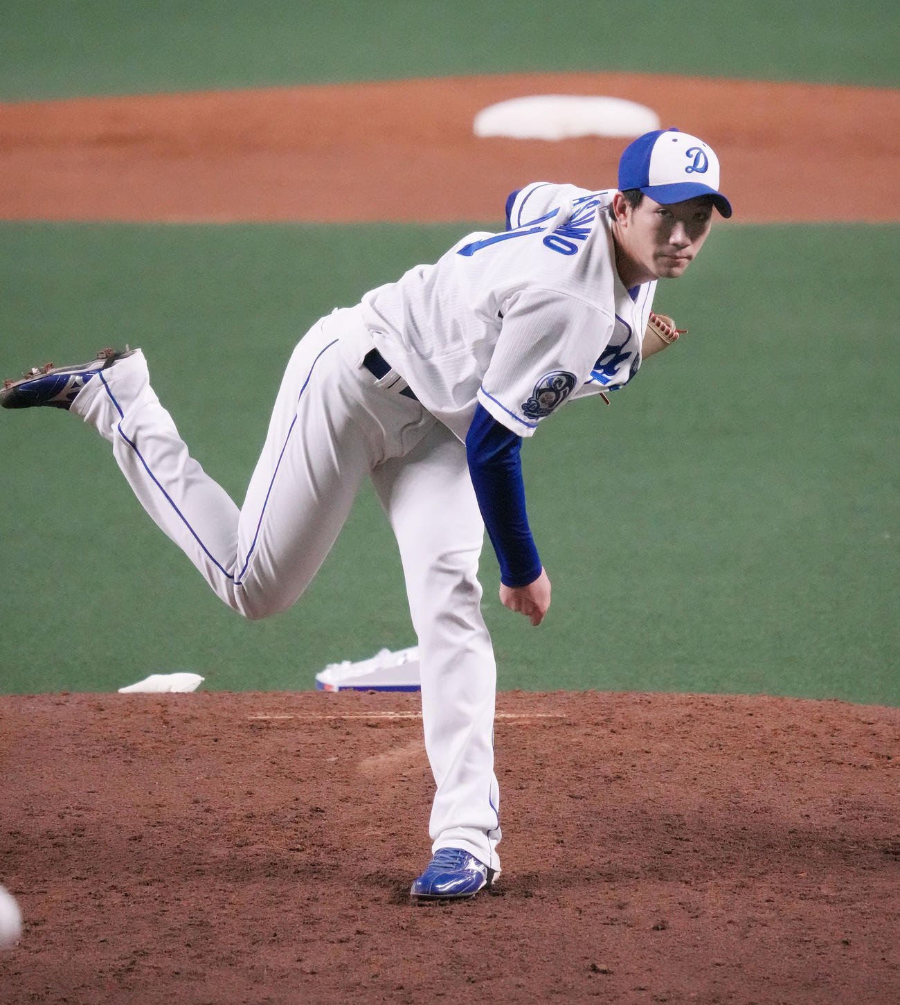 マウンドで投球練習をする中日勝野（撮影・森本幸一）