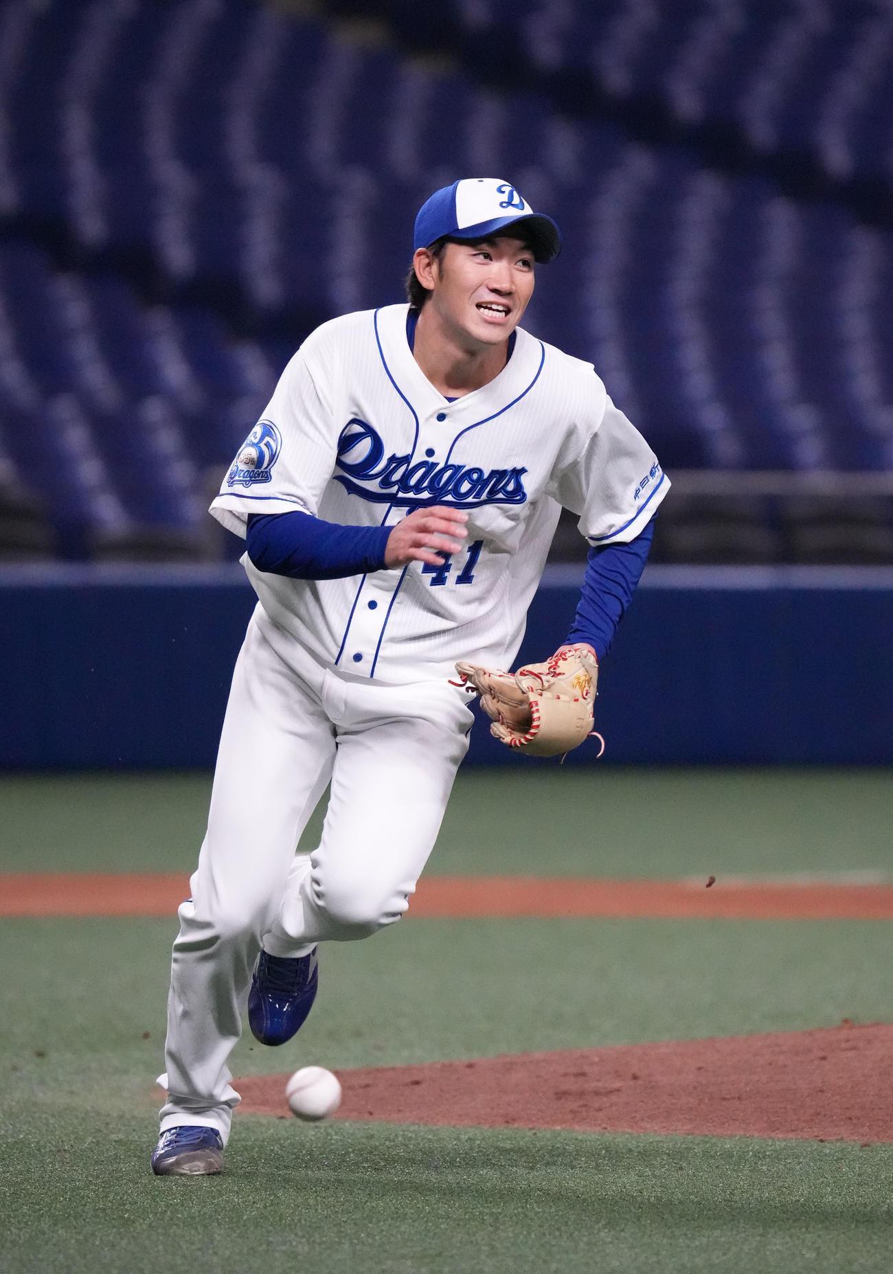 ノックを受けベースカバーに向かう中日勝野（撮影・森本幸一）