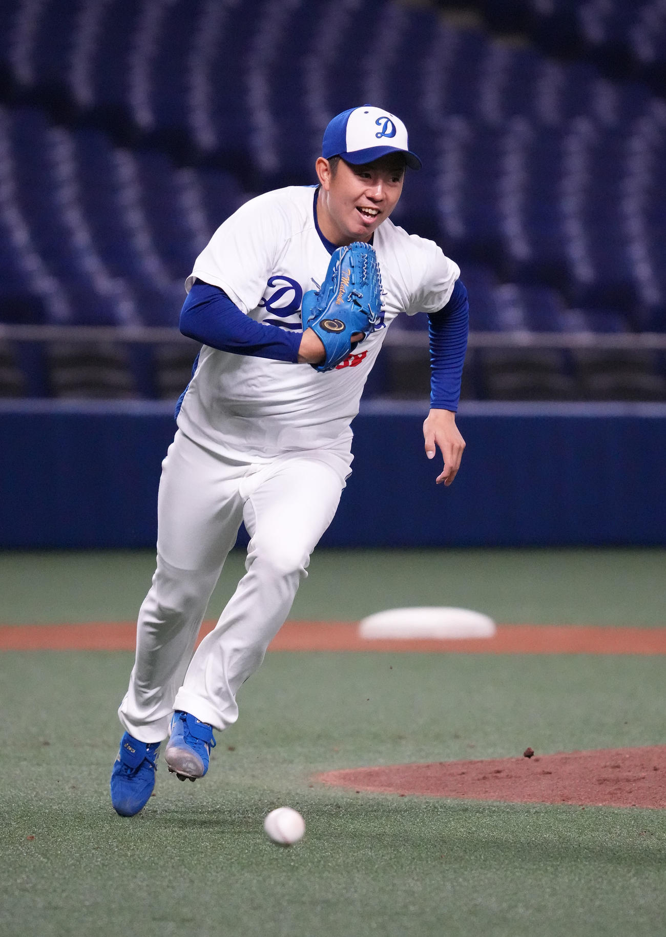 ノックを受けベースカバーに向かう中日松葉（撮影・森本幸一）