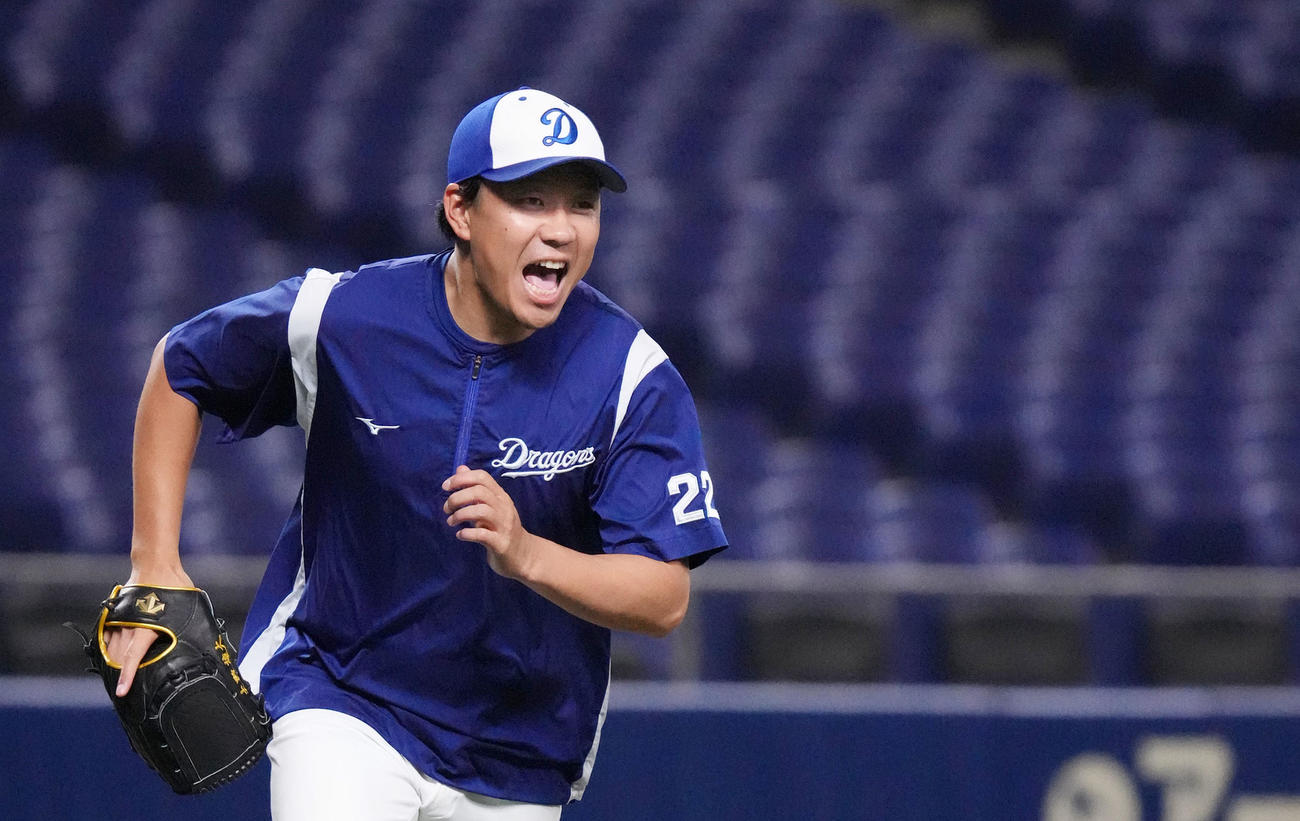 ノックを受け声を出しベースカバーに向かう中日大野雄大（撮影・森本幸一）