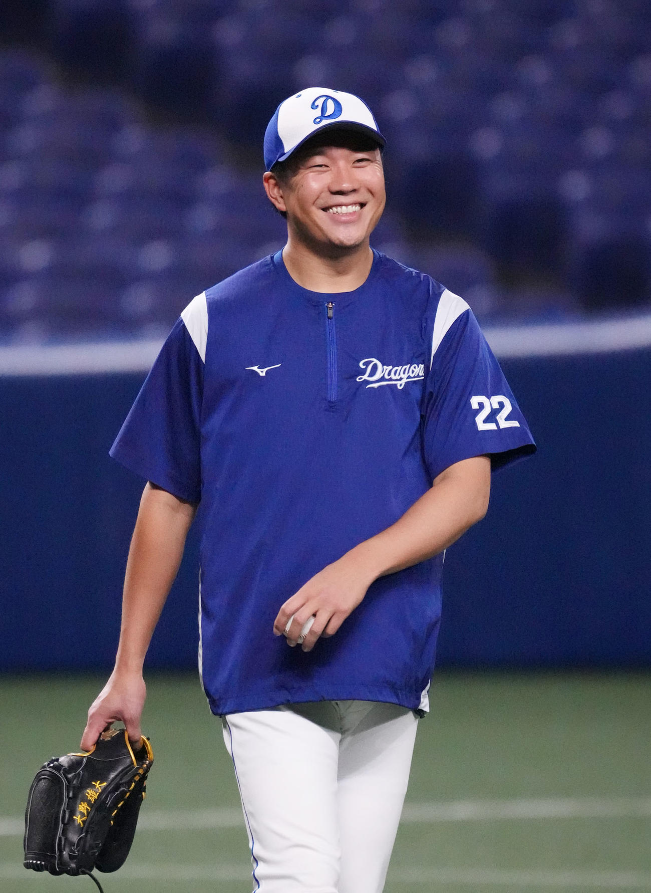 練習の合間に明るい表情を見せる中日大野雄大（撮影・森本幸一）