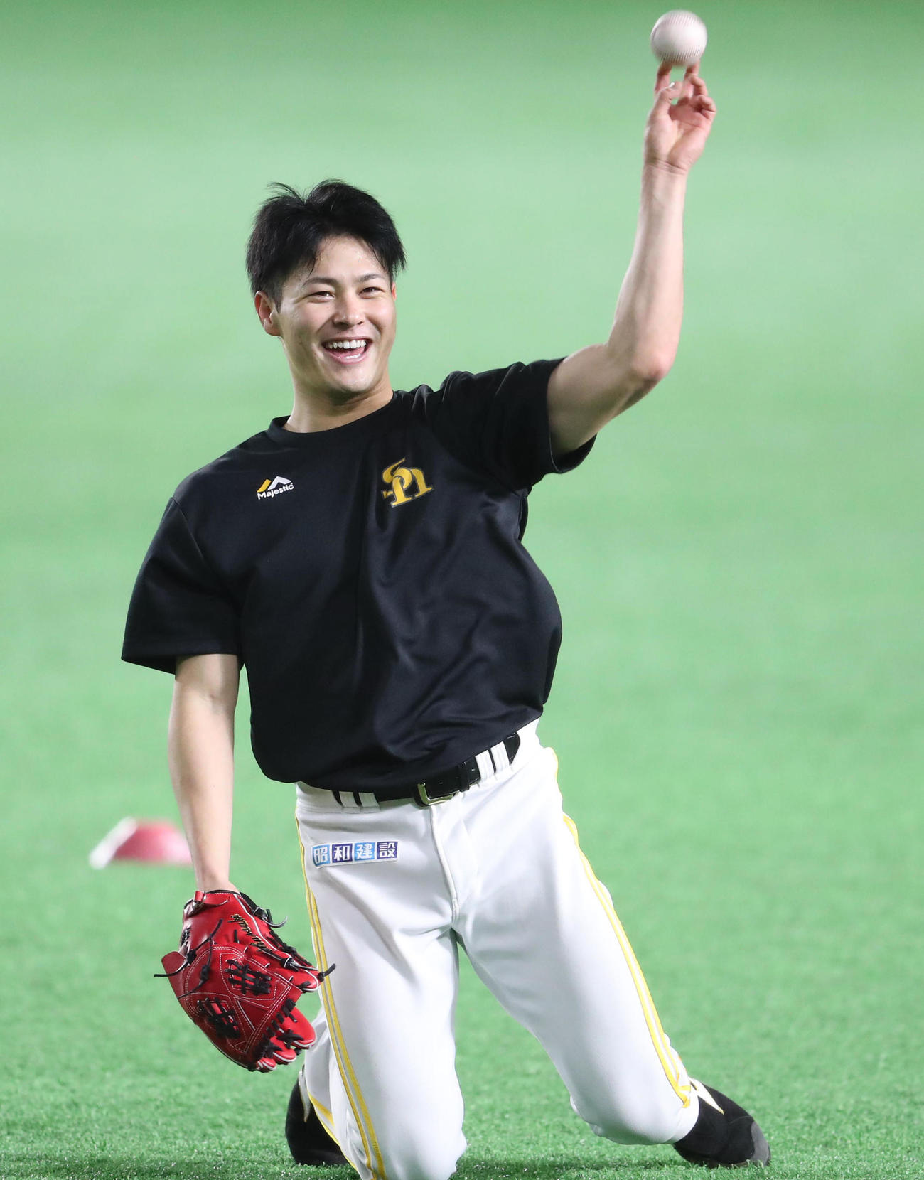 練習中、笑顔全開の笠谷俊介（撮影・梅根麻紀）